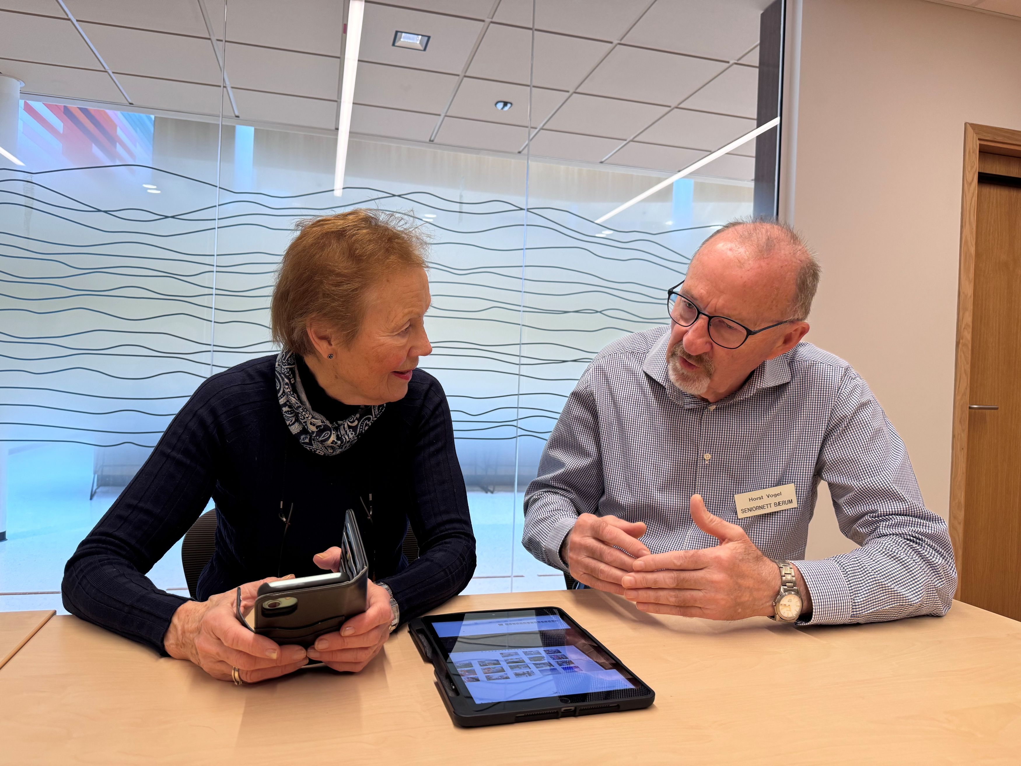 Veileder Host Vogel forklarer, men Anne-Lise Hasle må selv gjøre det hun har kommet for å få hjelp med.  