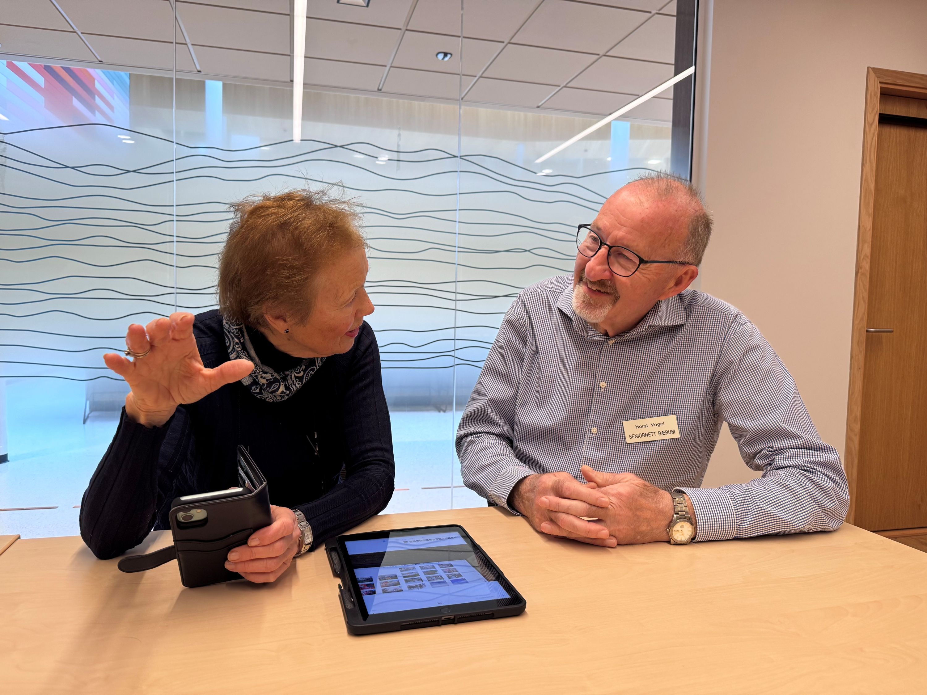 Anne-Lise Hasle har kommet for å få veiledning denne onsdagen i Kommunegården. Hun synes det er fint å kunne spørre veileder Horst Vogel om det hun lurer på.