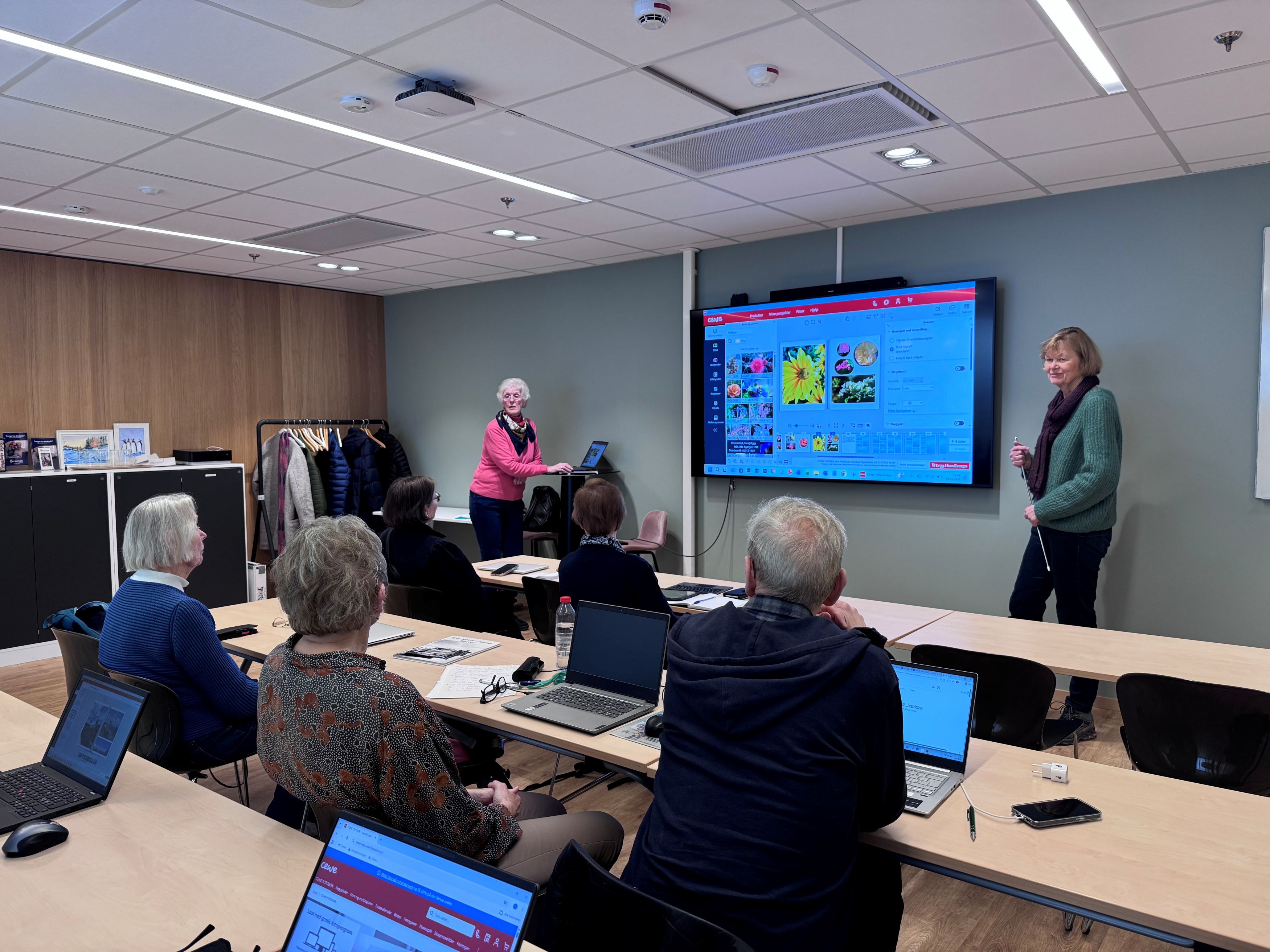 Kurs i å lage fotobok for å ta vare på gode minner er populært. Kursholder Lise Bjørnrud og styreleder Siri Mollatt forklarer trinn for trinn. 