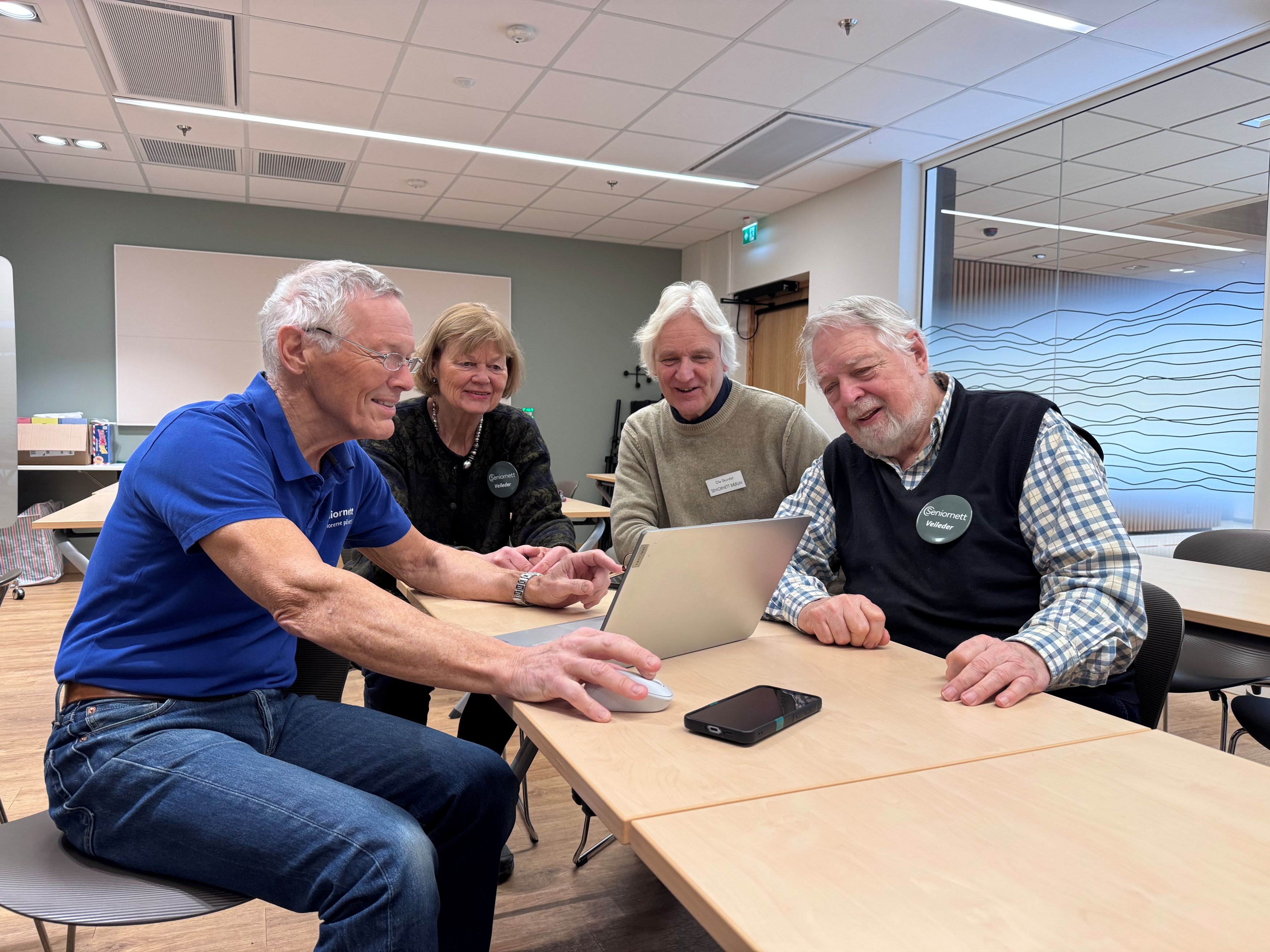 – Å være veileder for Seniornett er en fin måte å hjelpe andre på, sier ansvarlig for veiledningen i Kommunegården på onsdager, Kjetil Taxt. Her sammen med styrelder Siri Mollatt og veilederne Ole Skurdal og Ditlef A. Knudsen.