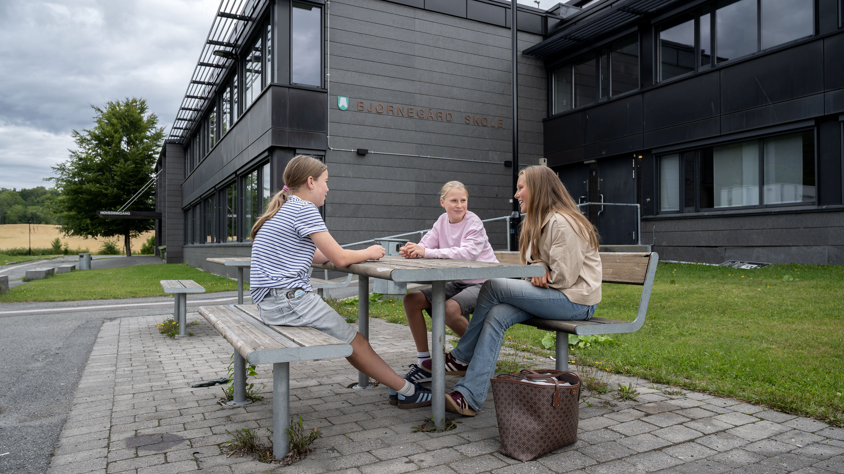 Mathilde, Kaja og Hanna har vært på flere besøk på Bjørnegård. Mathilde og Hanna var elevrådsledere ved hver sin skole, og bidro til at medelevene fikk stilt spørsmålene de lurte på før skolestart.