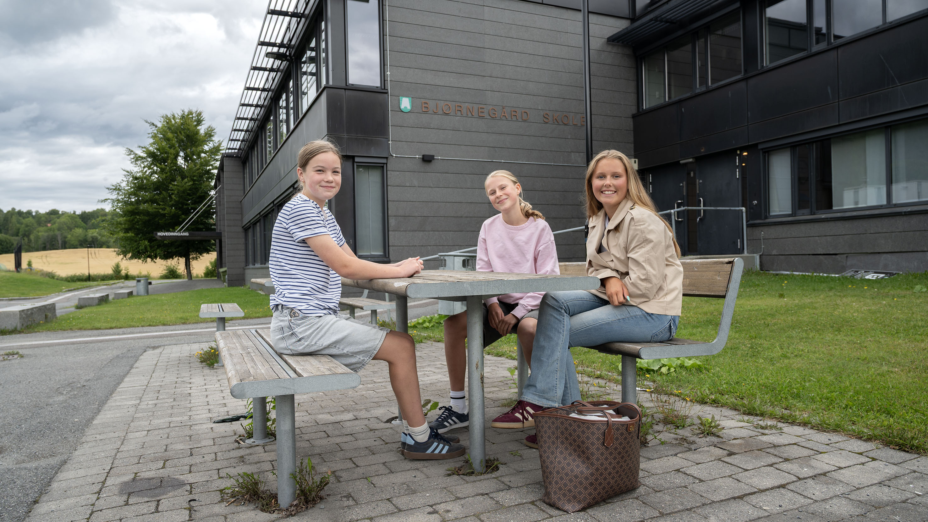 Mathilde, som har gått på Tanum skole, og Kaja og Hanna, som har gått på Jong, er straks klare for skolestart på Bjørnegård ungdomsskole.