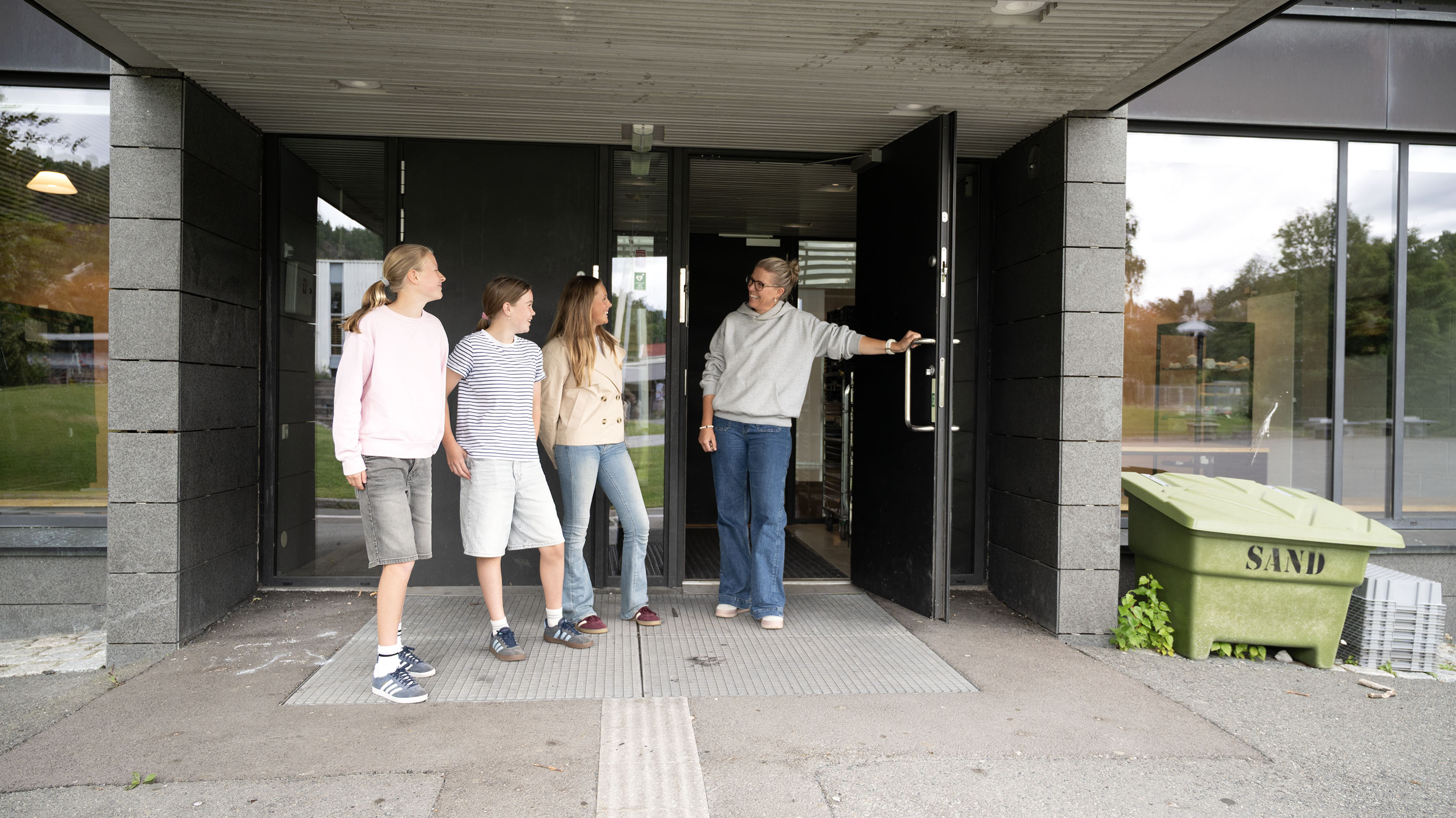 Skolen så først mørk og stengt ut, men så dukket avdelingsleder Ingrid Christensen opp med et stort smil.