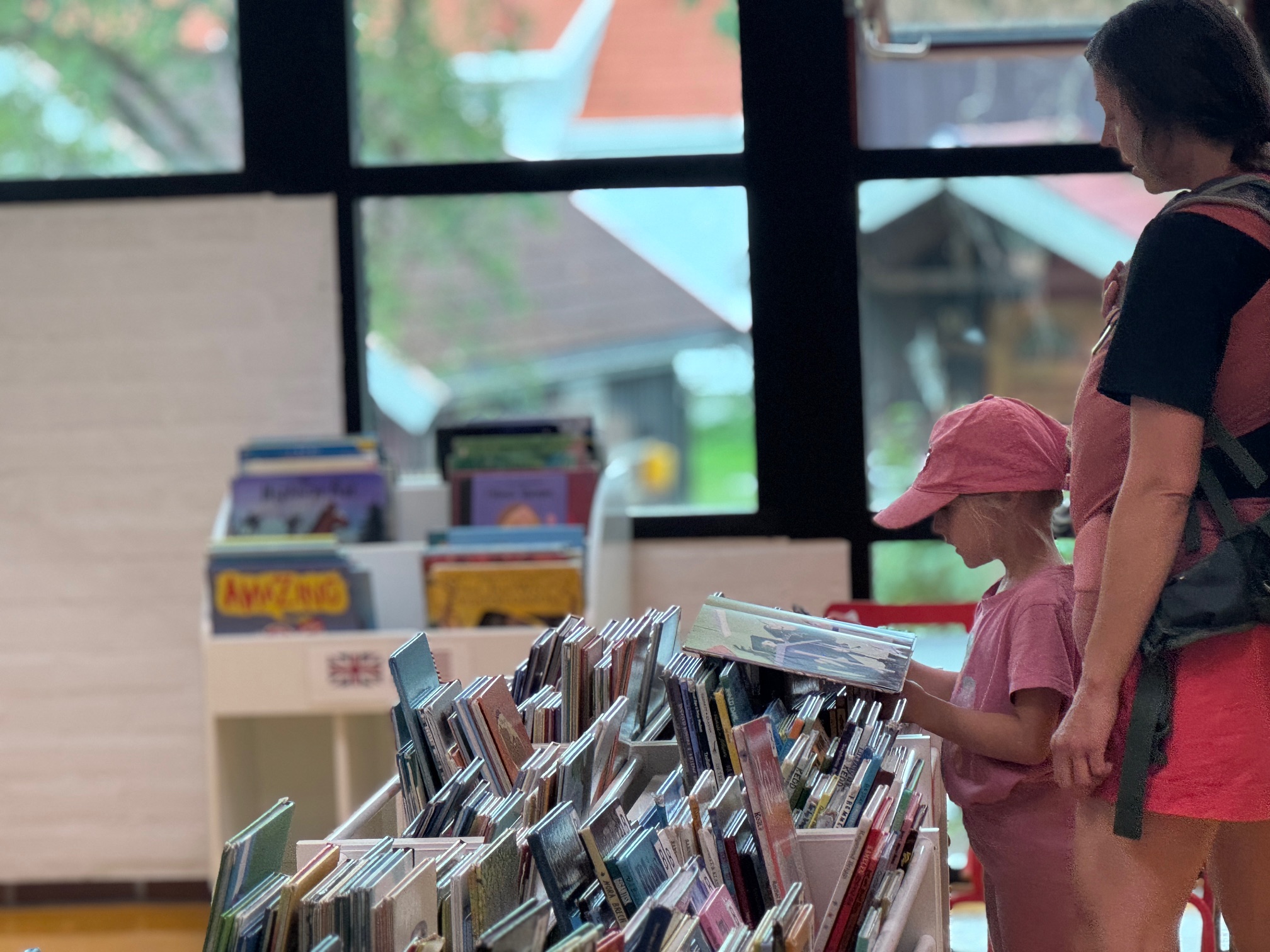 Lese en bok med mamma på biblioteket