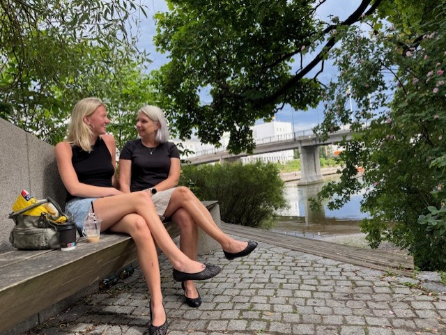 Kaffepause på benken i Byparken i Sandvika.