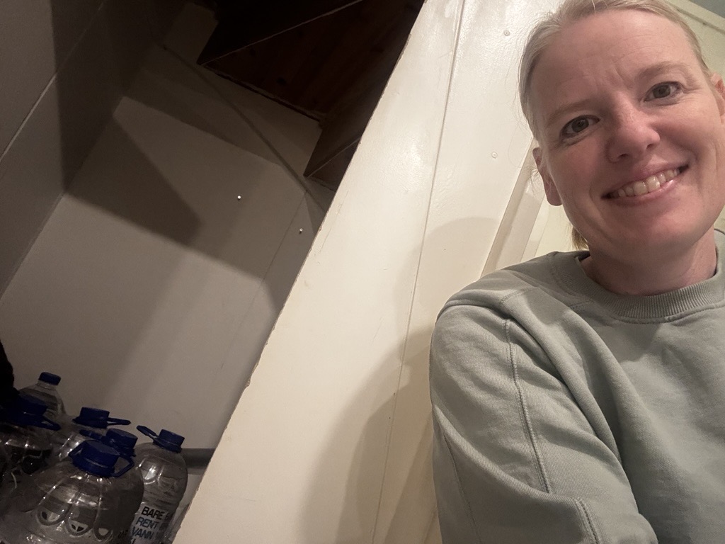 – Alle bør lagre nok vann til eget bruk i tilfelle krise, sier beredskapsleder Elin Eriksen. Direktoratet for samfunssikkerhet og beredskap anbefaler 20 liter pr. person. 