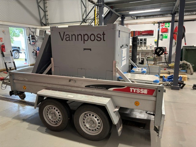 Denne tanken tar 1000 liter drikkevann og står på henger klar for å kjøres ut dersom det skulle være behov.  