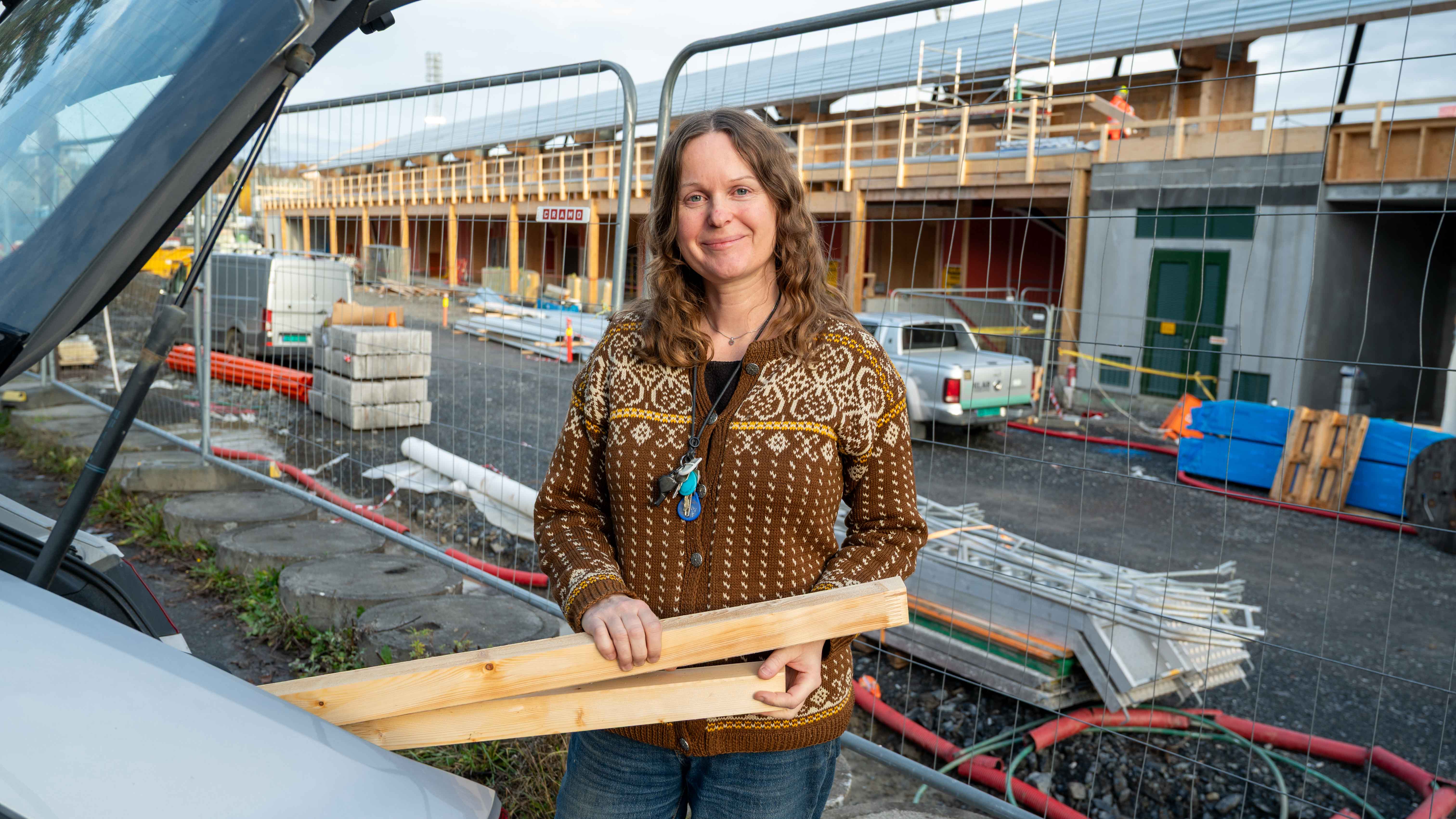 Sløydlærer Ellen Holtskog henter avkapp fra byggeplassen på nye Nadderud idrettspark