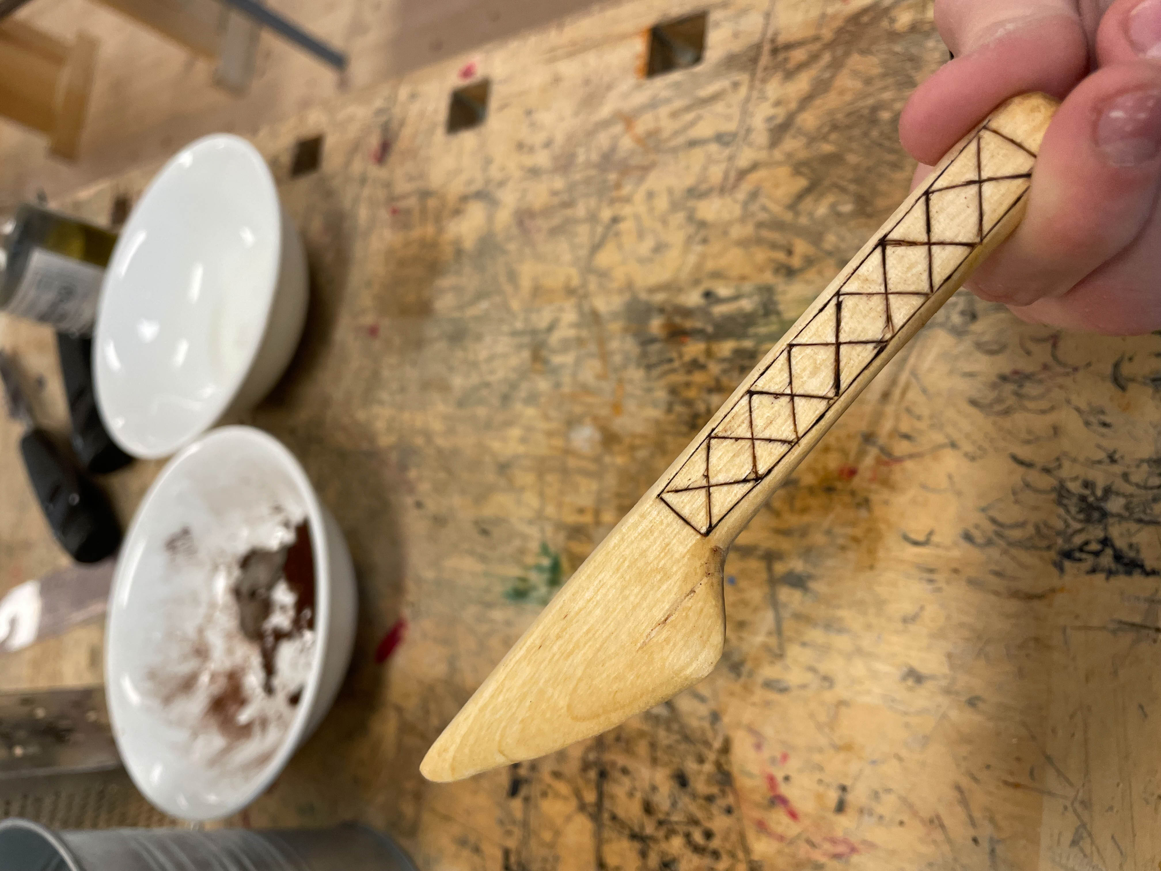 Smørkniv laget med ferske trær fra hagen.