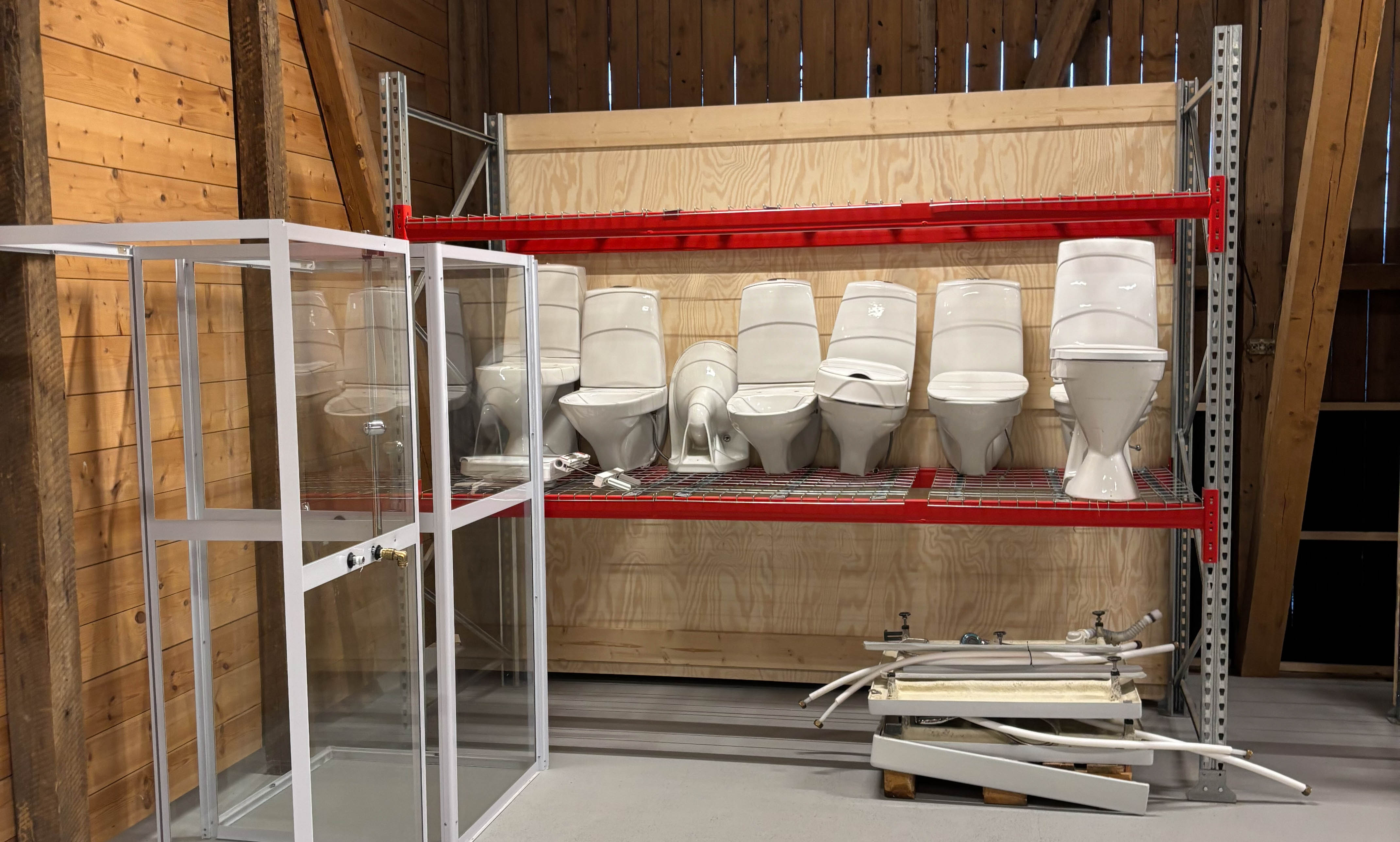 Vi har begynt å ta imot møbler, inventar og byggematerialer som fortjener å leve noen år ekstra. Her ser dere toaletter og dusjkabinetter som er klare til ombruk!