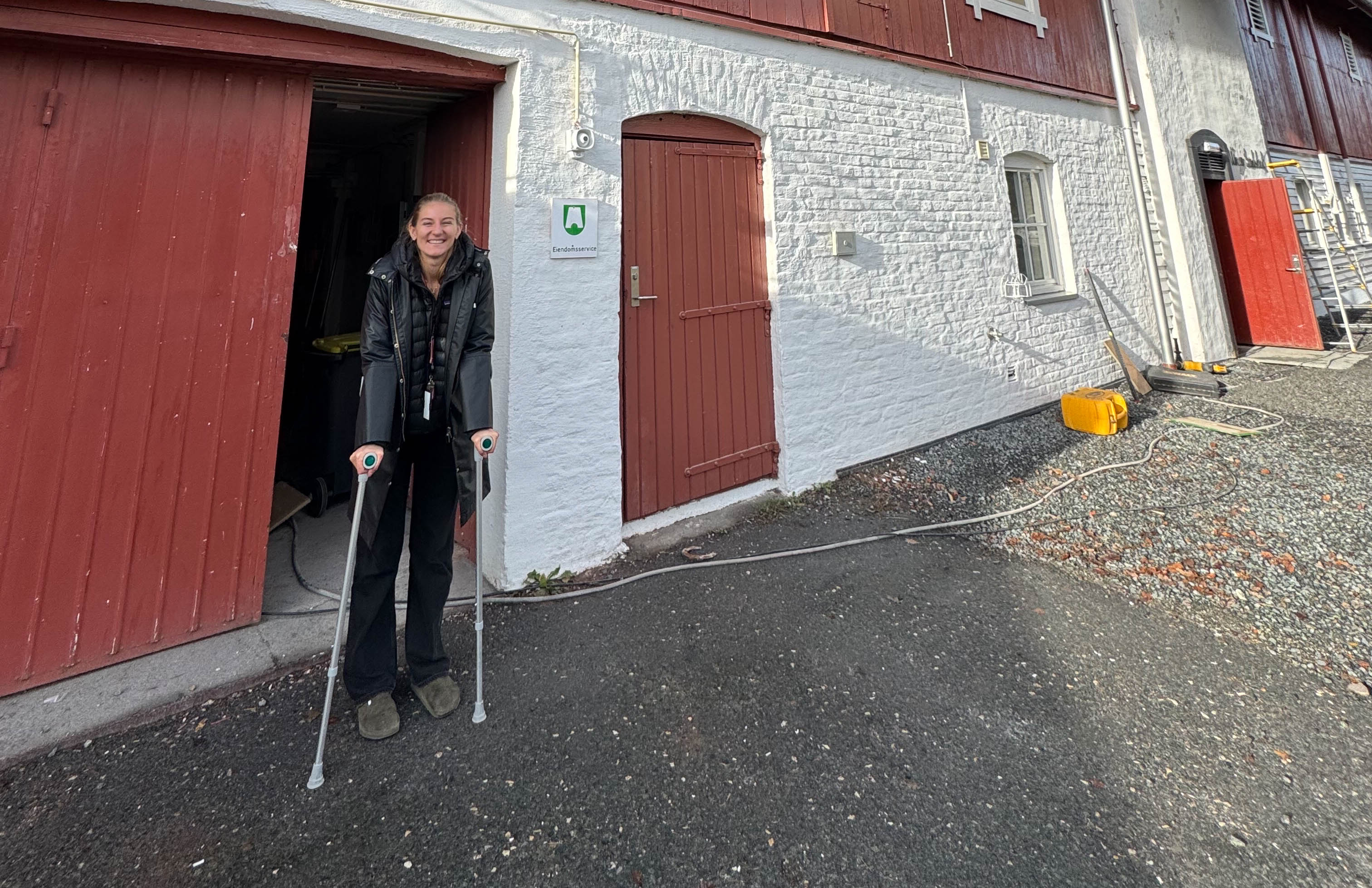 Prosjektleder i Bærum kommune, Josefine Smith Brekke, foran ombrukslageret på Wøyen låve.