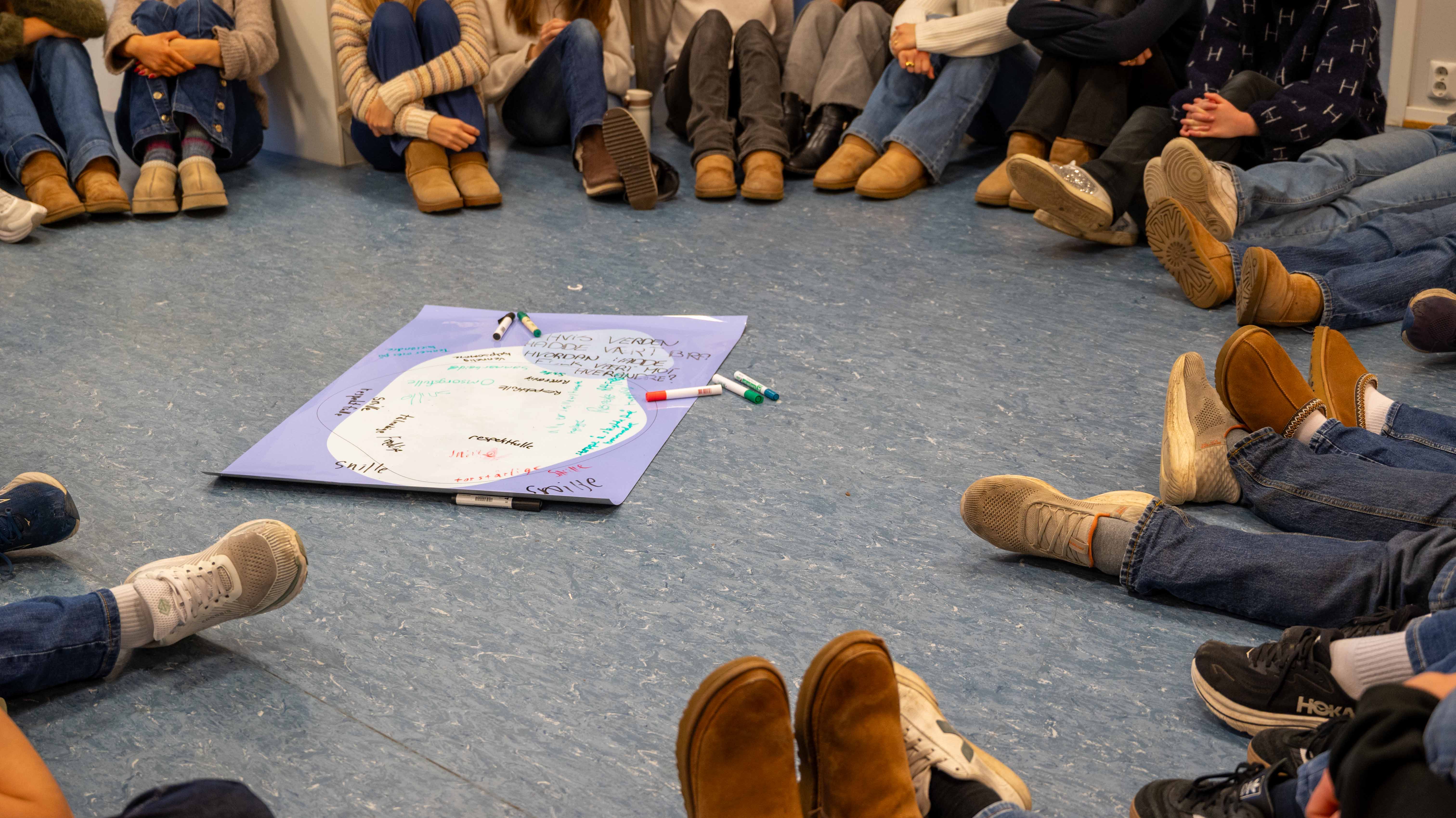 Bilde av elever på Østerås skole med like uggs (sko)