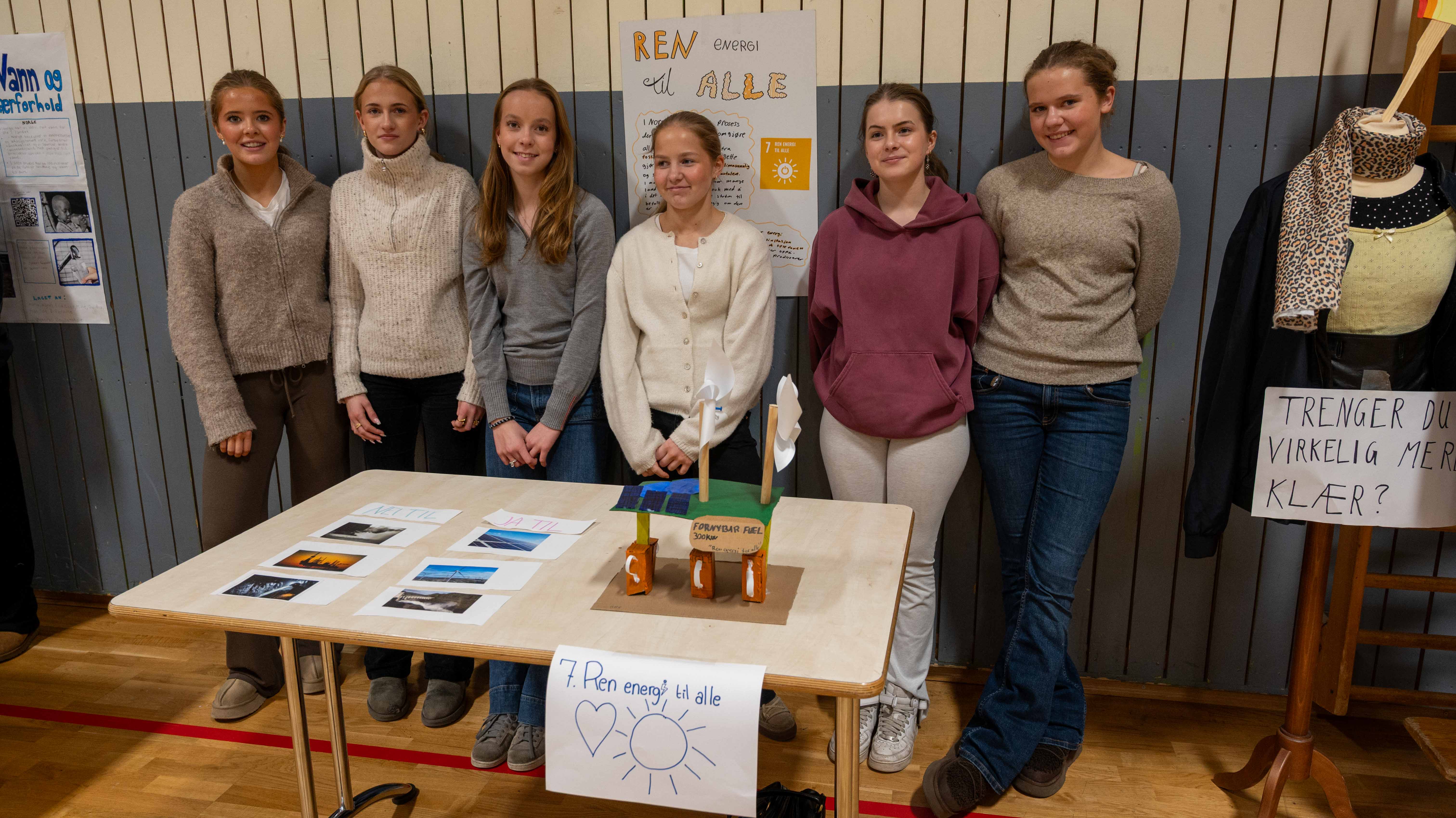 Ren energi til alle. Elevene hadde lagt stor innsats i å jobbe med og presentere FNs bærekraftsmål. Fra venstre: Helene Aas Hersløv, Jennie Løvland Willoch, Maiken Engh Fransen, Frida Ersfjord, Henriette Firing og Lilli Braathen Holaker.