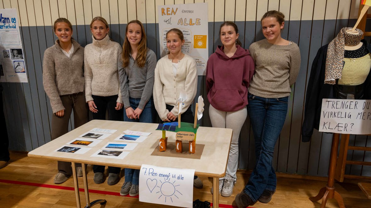 Ren energi til alle. Elevene hadde lagt stor innsats i å jobbe med og presentere FNs bærekraftsmål. Fra venstre: Helene Aas Hersløv, Jennie Løvland Willoch, Maiken Engh Fransen, Frida Ersfjord, Henriette Firing og Lilli Braathen Holaker.
