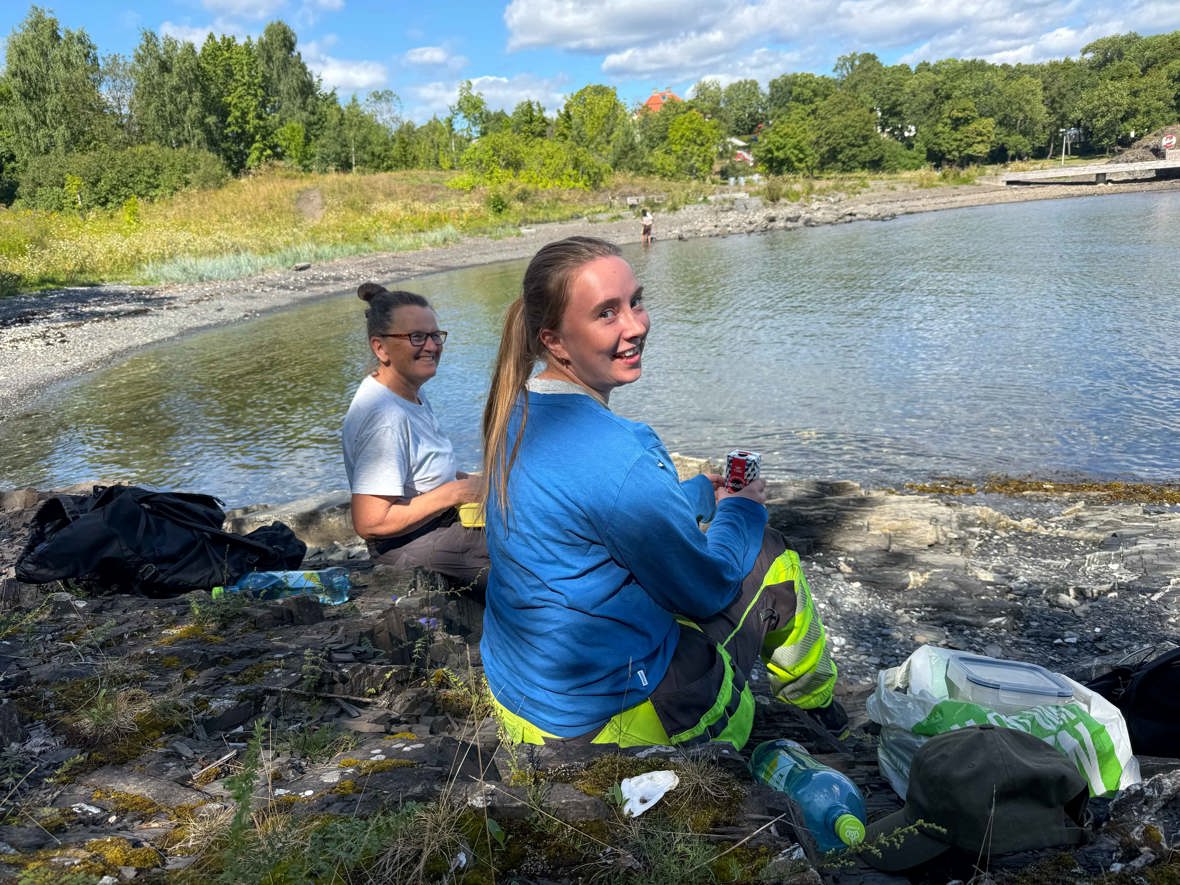 Fremmedartsteamet har mange fine lunsjutsikter gjennom sommeren, helst i skyggen. Pausen kombinerer de gjerne med et bad. Her sitter Joran Bjerke og Marianne Bergan Engebretsen på Smedtangen. 