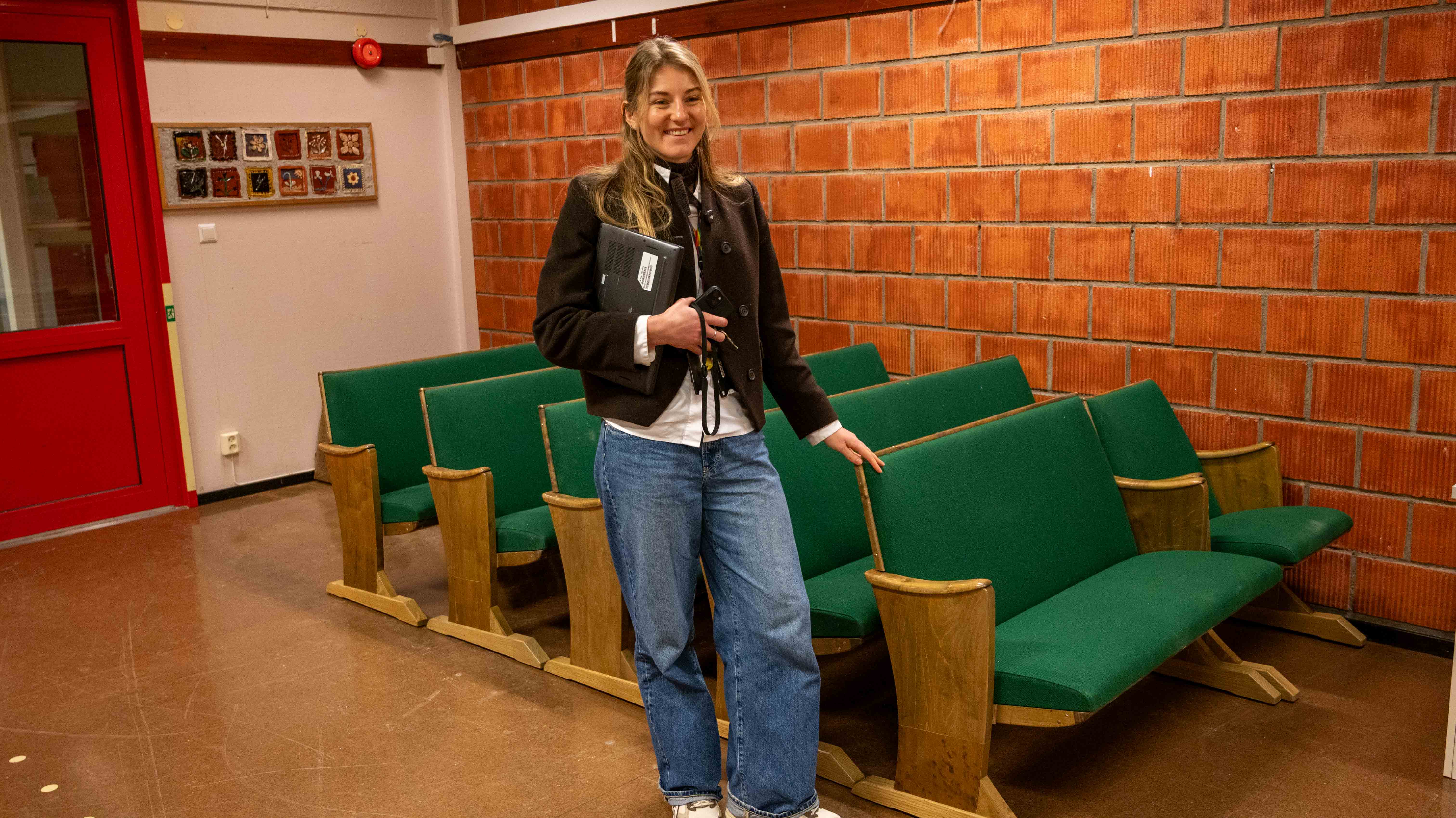 Prosjektleder for ombruk, Josefine Smith Brekke, foran restaurerte benker fra Sandvika teater