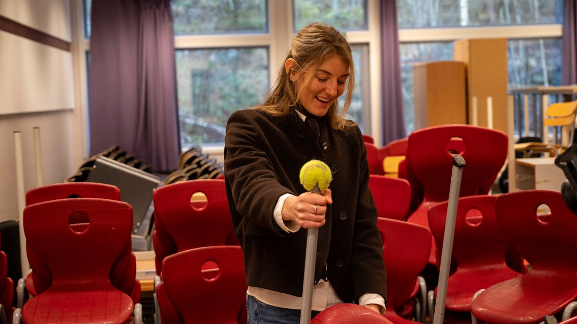 Josefine Smith Brekke fra ombruksteamet i Eiendom sørger for at fullt brukbare møbler og inventar får nytt liv.