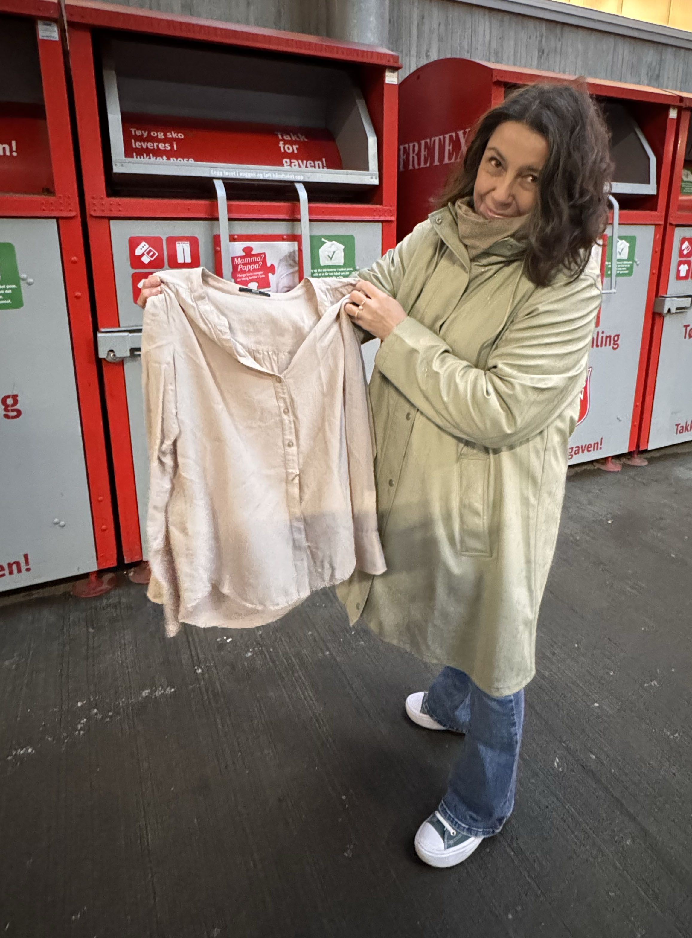 Tone Bye Moen forteller at klær som er hele og rene, skal leveres til ombruk. Klær som