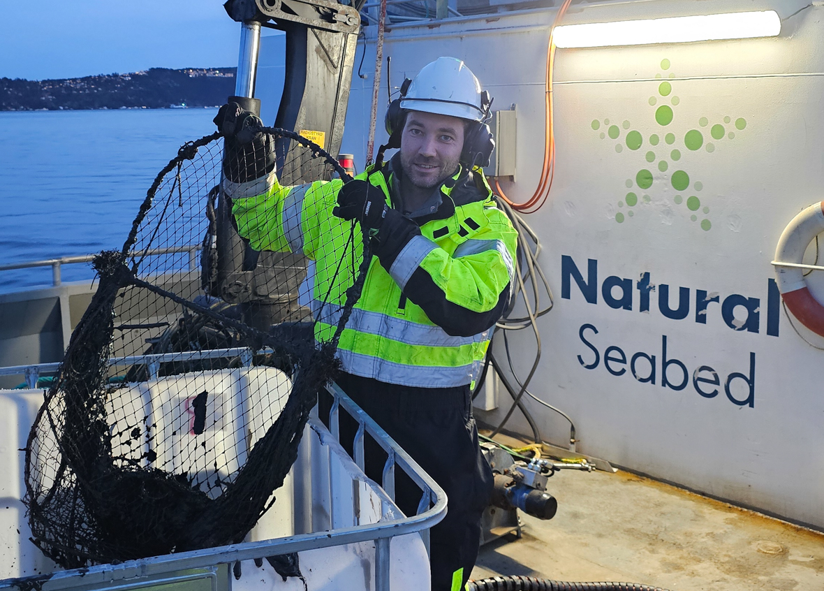 Spesialskipet OceanFront rydder søppel i Oslofjorden.