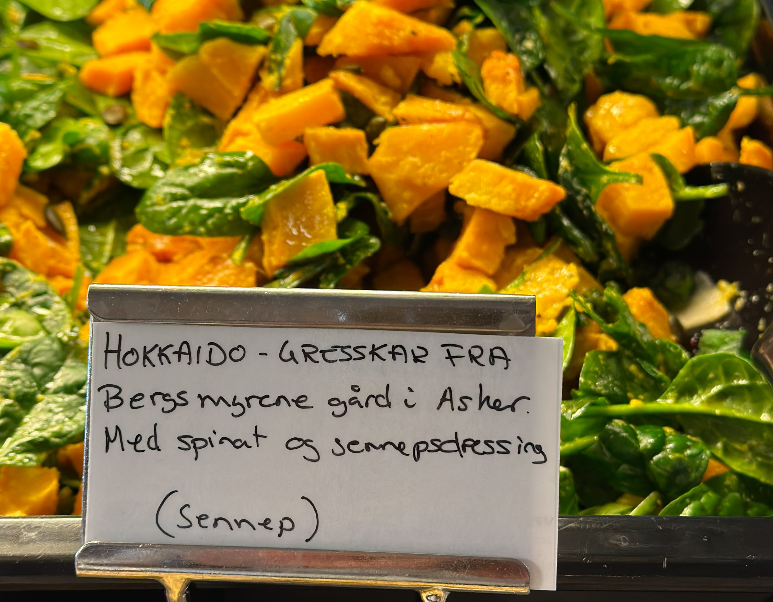 Kokker på blant annet Kommunegården og Kunnskapssenteret fikk ny inspirasjon sammen med Matvalget til å planlegge menyer basert på lokale råvarer i sesong. Her fra kantinen på Kunnskapssenteret.