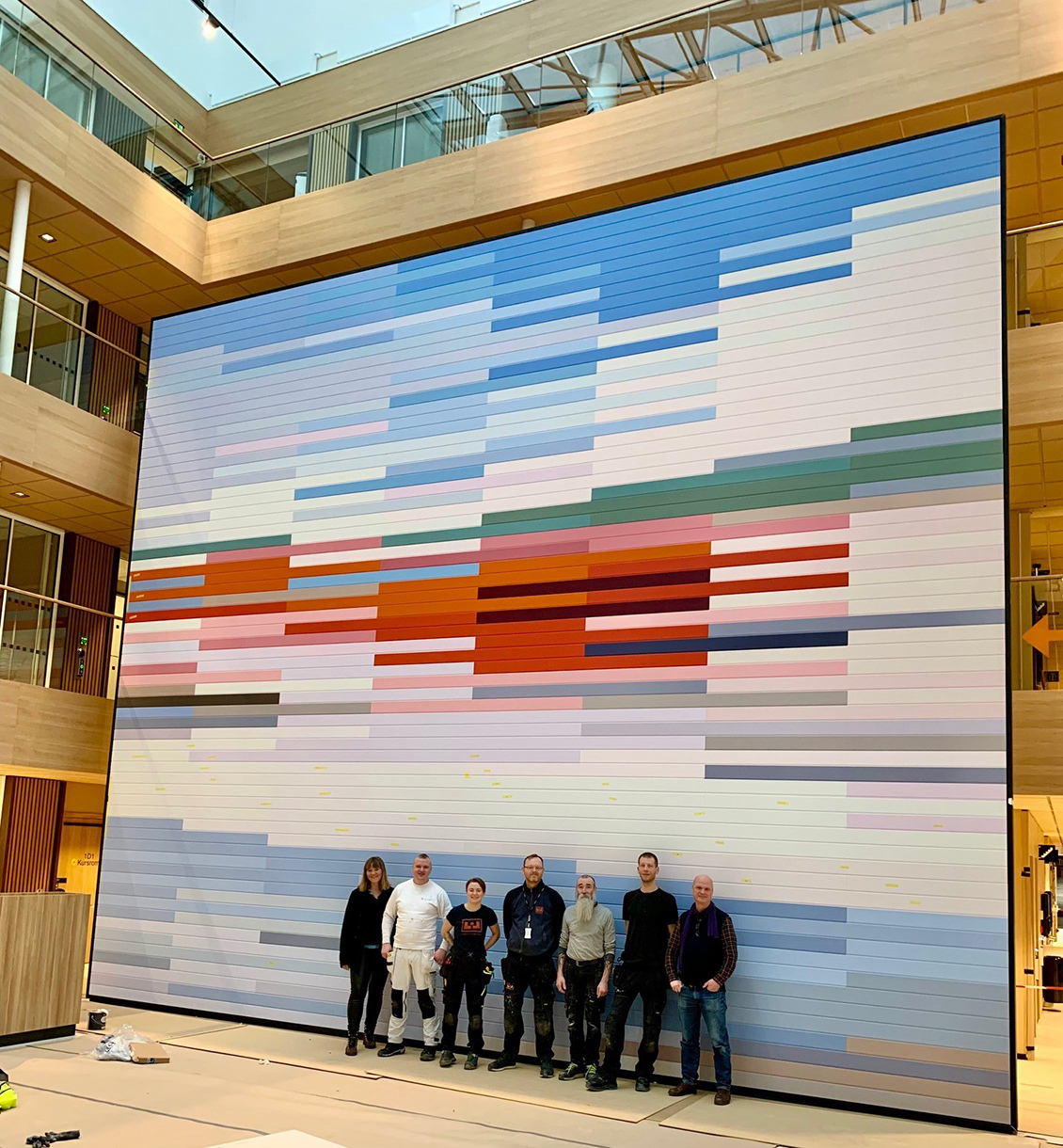 Her er alle som monterte verket. Kunstner Knut Henrik Henriksen til høyre