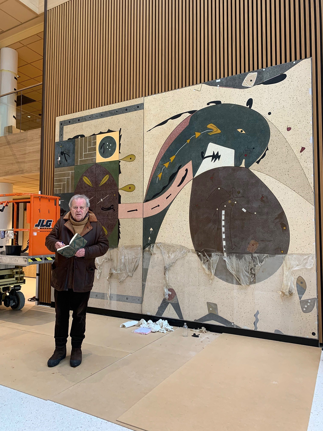 Ulf Valde Jensen under rensingen av verket Kretsløp, opprinnelig en del av fasaden. 