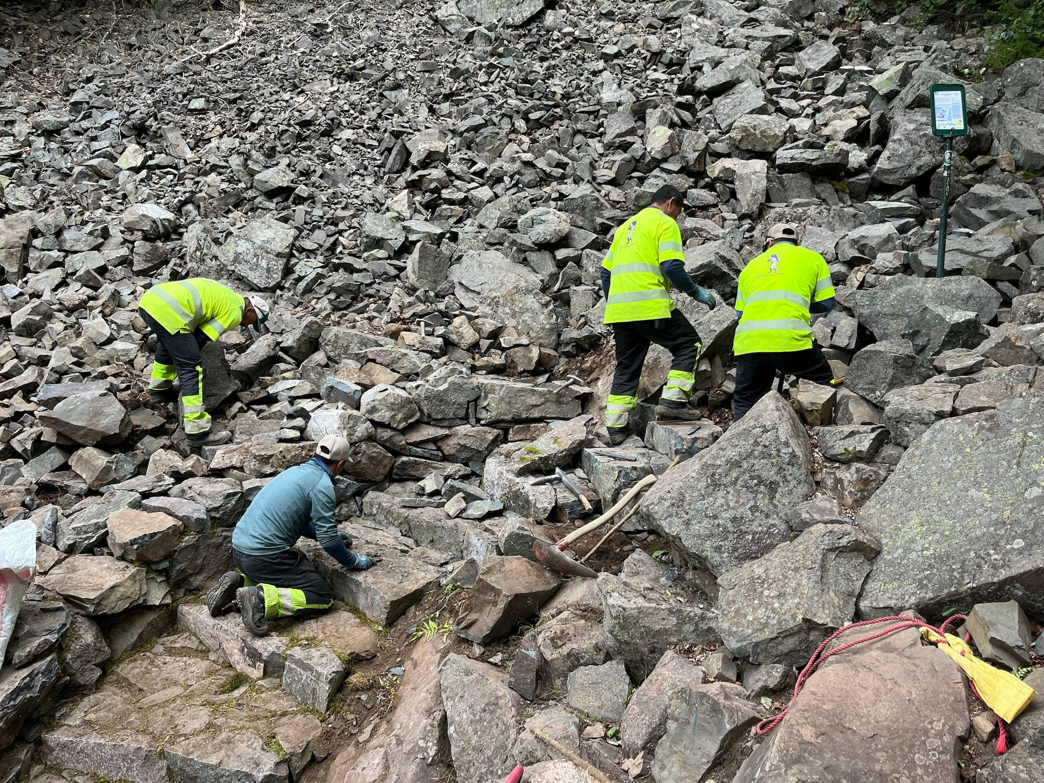Sherpaer fra Nepal bygger steintrapper opp til Kolsåstoppen.