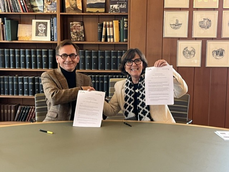 Lisbeth Hammer Krog og rektor Christen Krogh signerer samarbeidsavtale