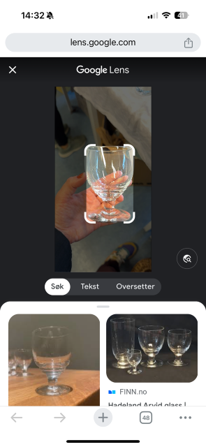 Lurer du på om du har funnet en designskatt? Søk det du ser ved å bruke mobilkameraet ditt: Åpne google.com i nettleseren på mobilen. I søkefeltet finner du et ikon til en bildesøkerfunksjon.   