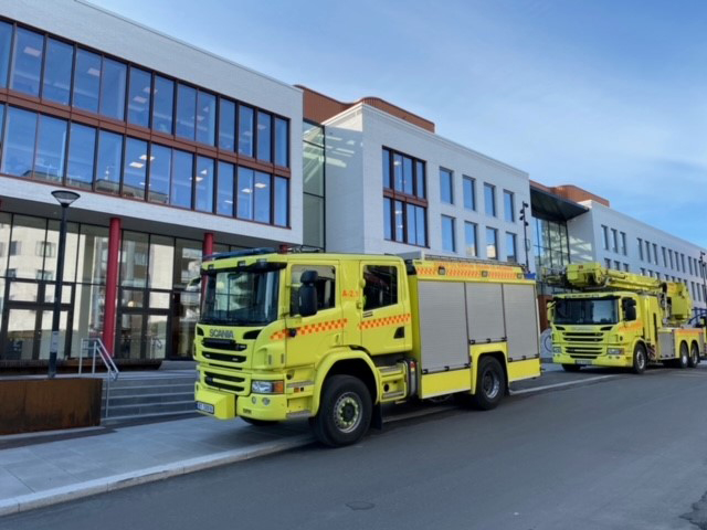 Brannbiler foran Kommunegården