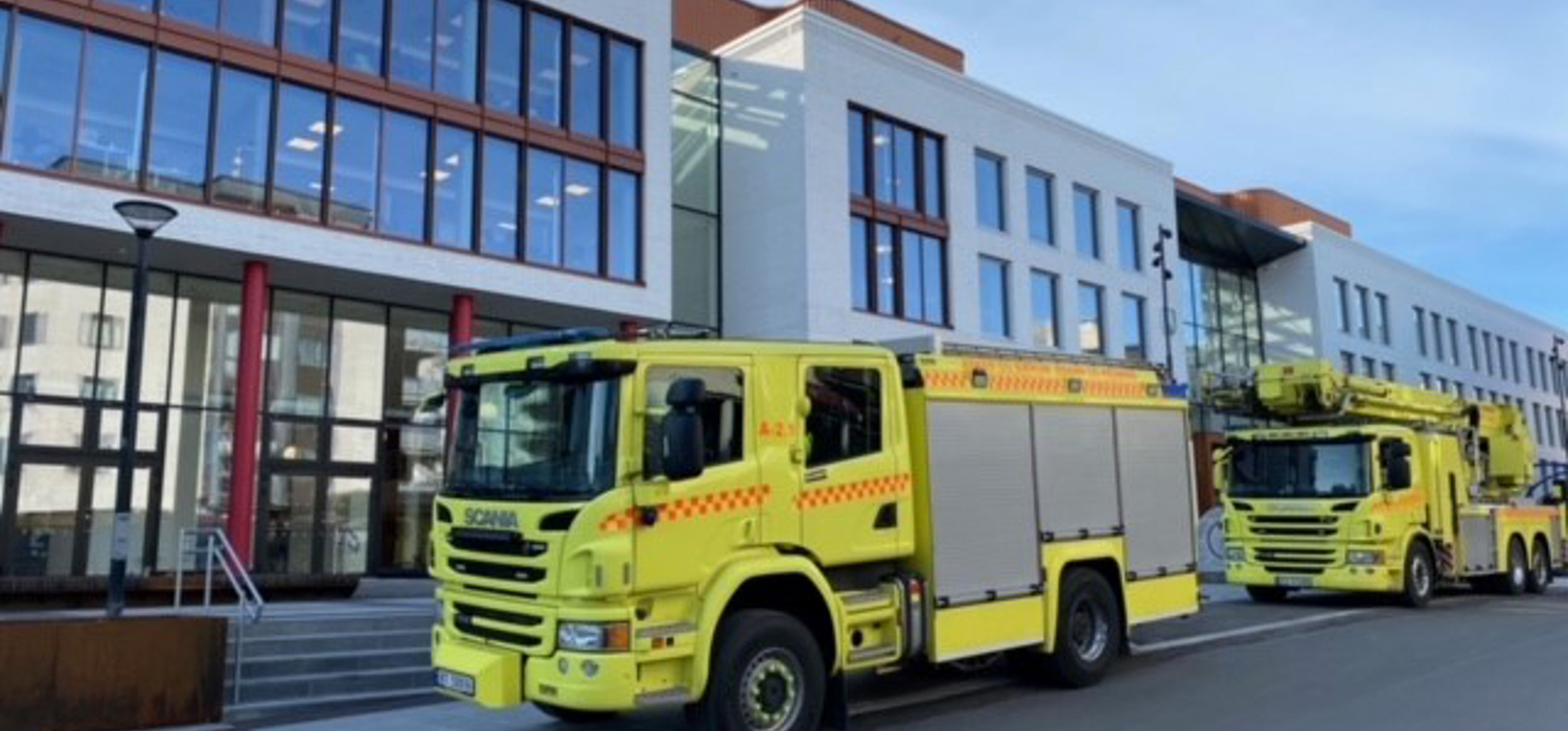 Brannbiler foran Kommunegården