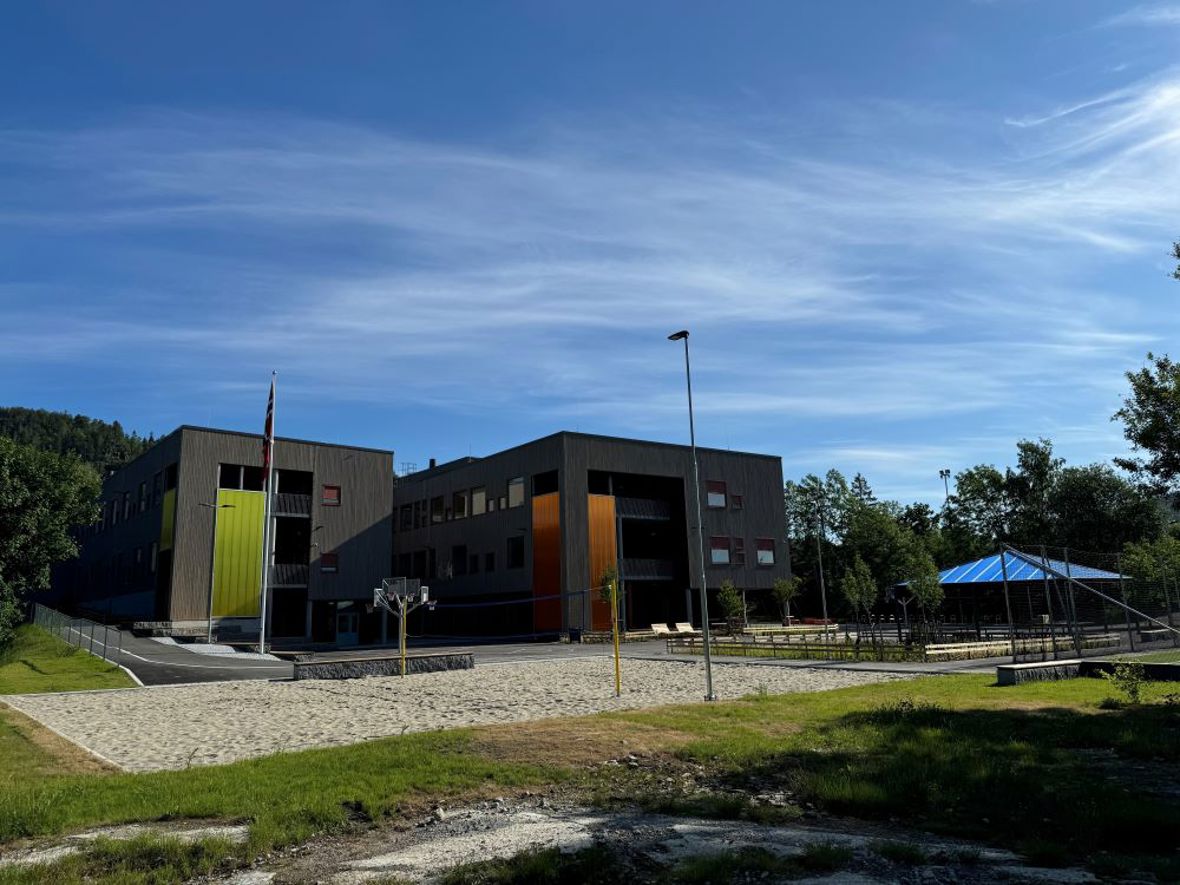 Eieneåsen  skole sørvest