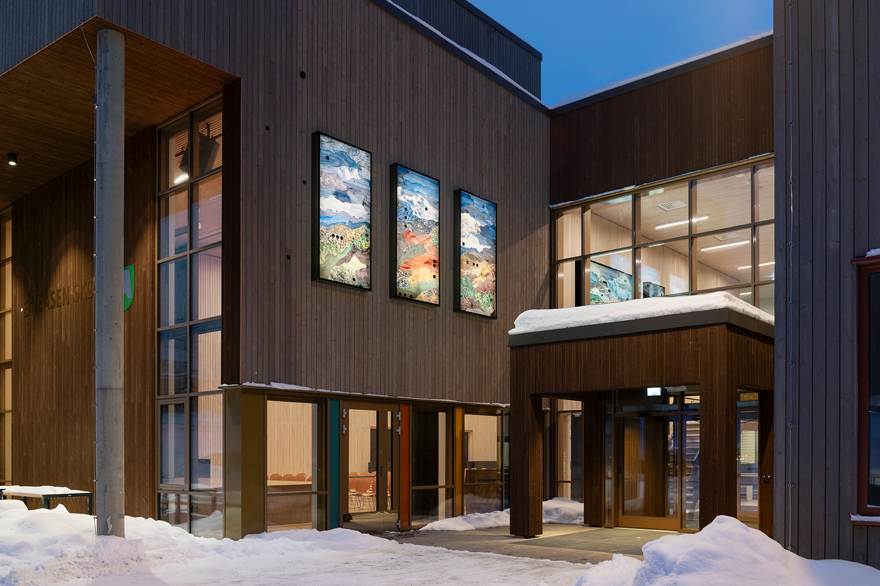 Eineåsen skole utenfor bygget