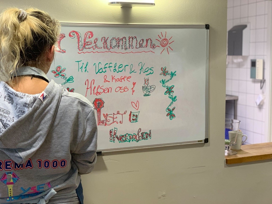 Jente med tegning på tavle