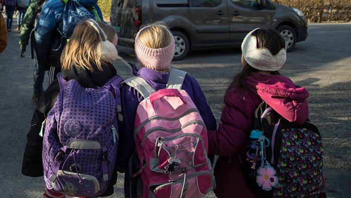 Jenter på vei til skolen