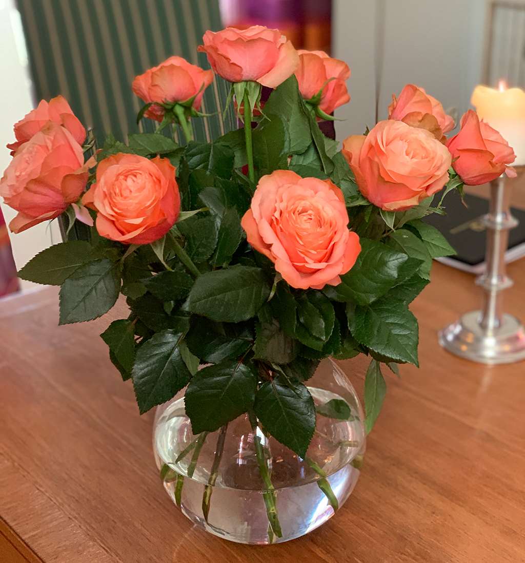Vigselsbilde - Oransje roser i en vase