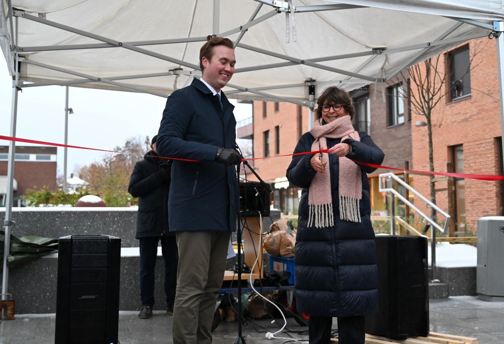 Ordfører Lisbeth Hammer Krog klipper en rød snor