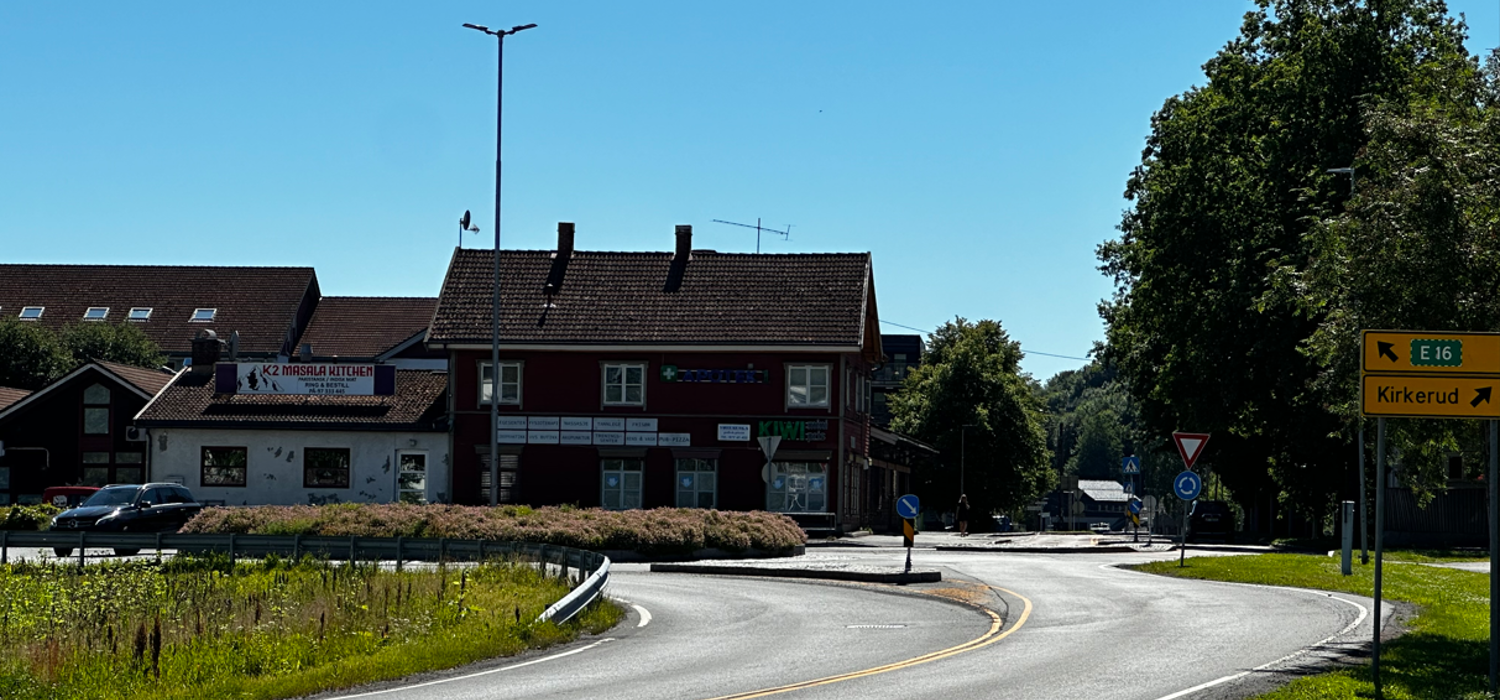 Gatebilde fra Vøyenenga som viser bygninger og en rundkjøring.