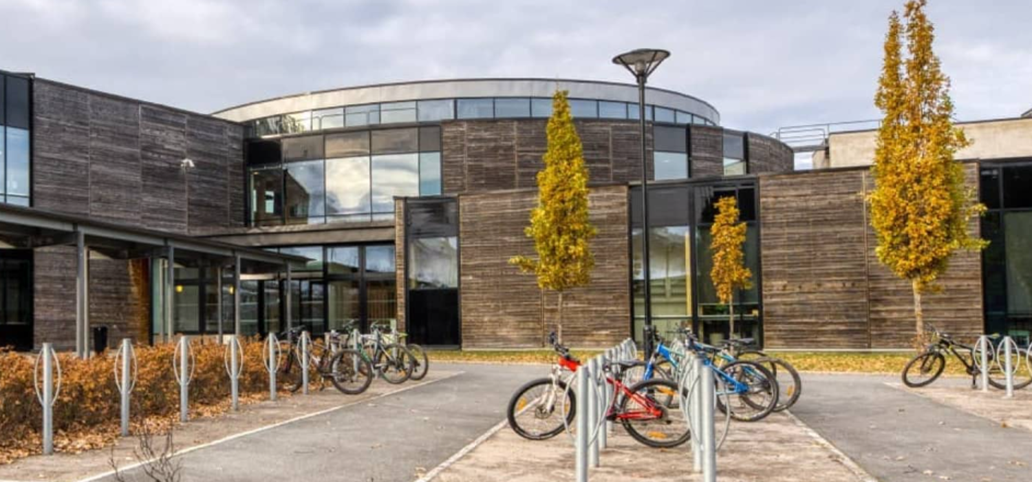 Sykkelparkering foran Vøyenenga skole.