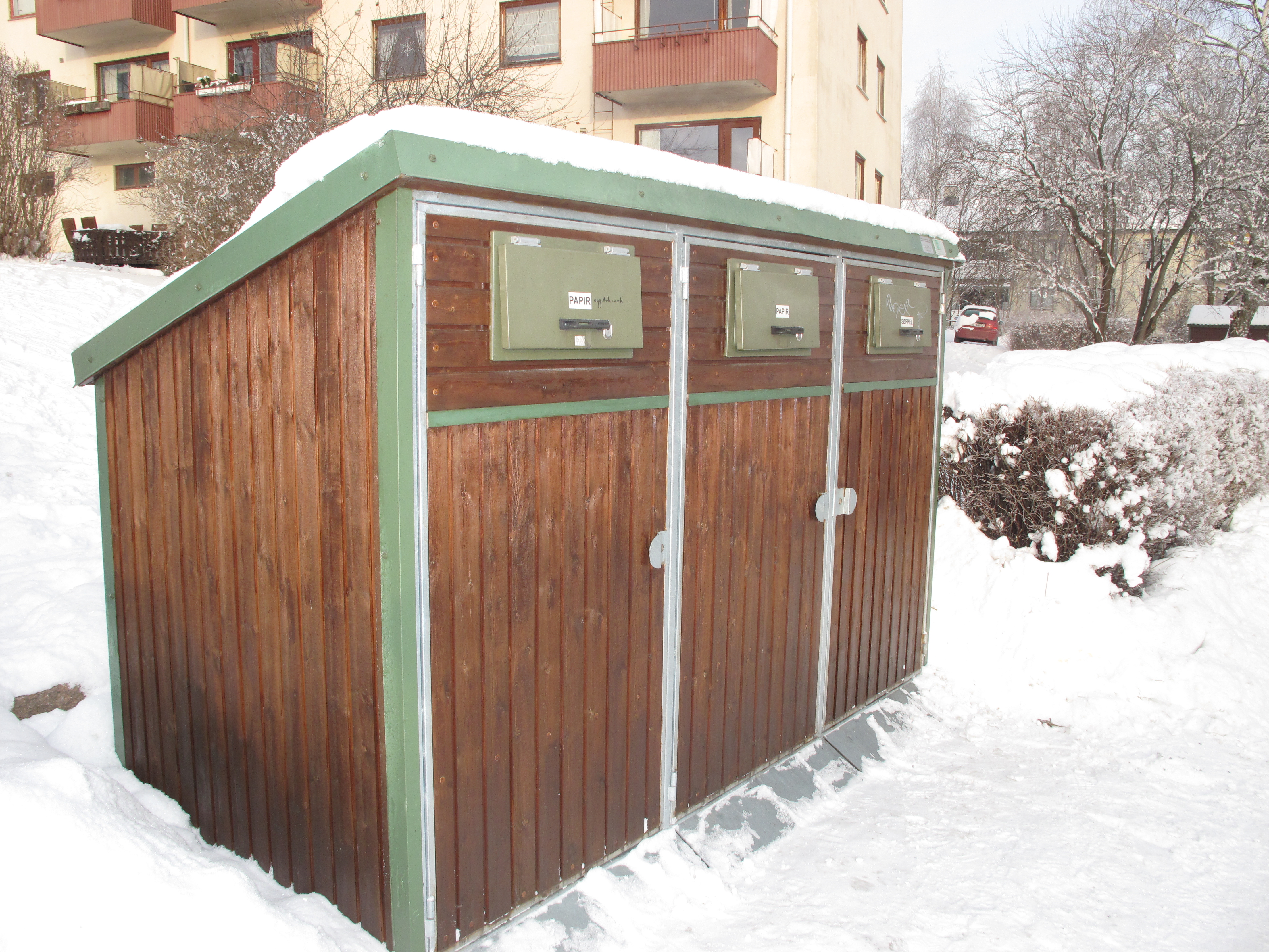Lukket beholderskap for større beholdere.