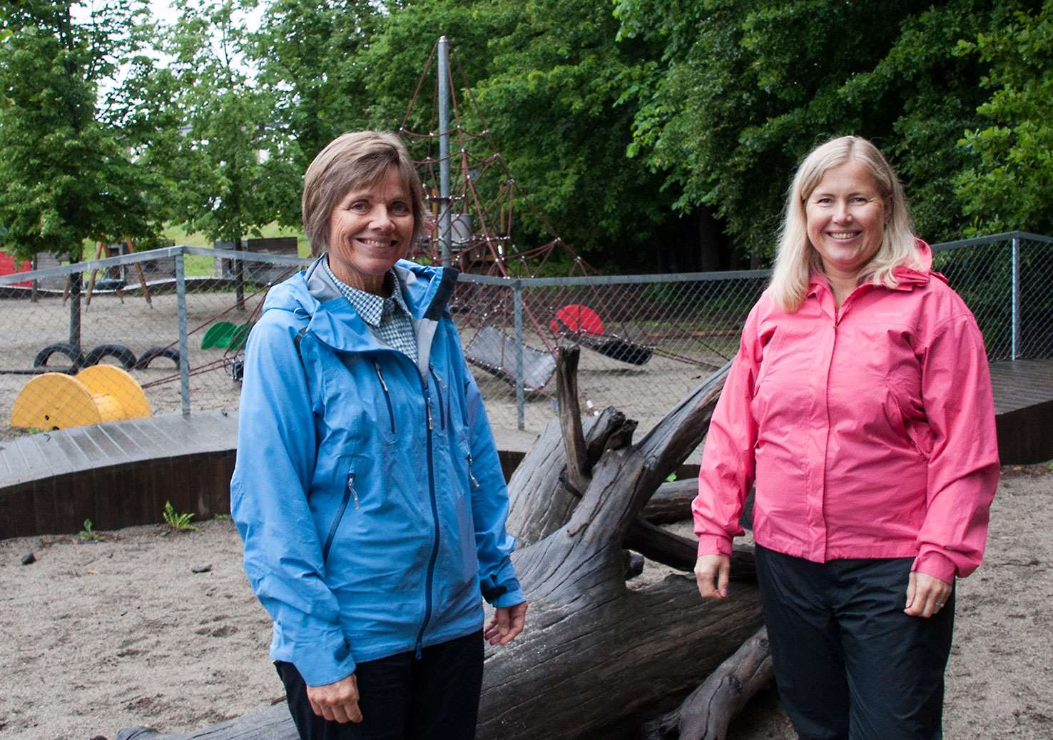 Gjennom «Tett på» har vi blitt enda mer bevisste på hvor betydningsfull hver voksen er og hvor stor påvirkningskraft vi har i alle de små situasjonene i løpet av dagen, sier Gunn Årdal, styrer i Hundsund barnehage. Her sammen med faglig veileder Lene Mette Oxholm. Foto: Ragnhild Hoem
