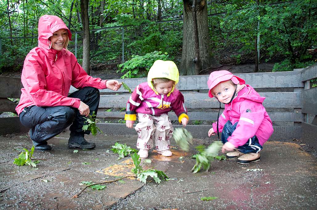 Barn i regn i Hundsund barnehage