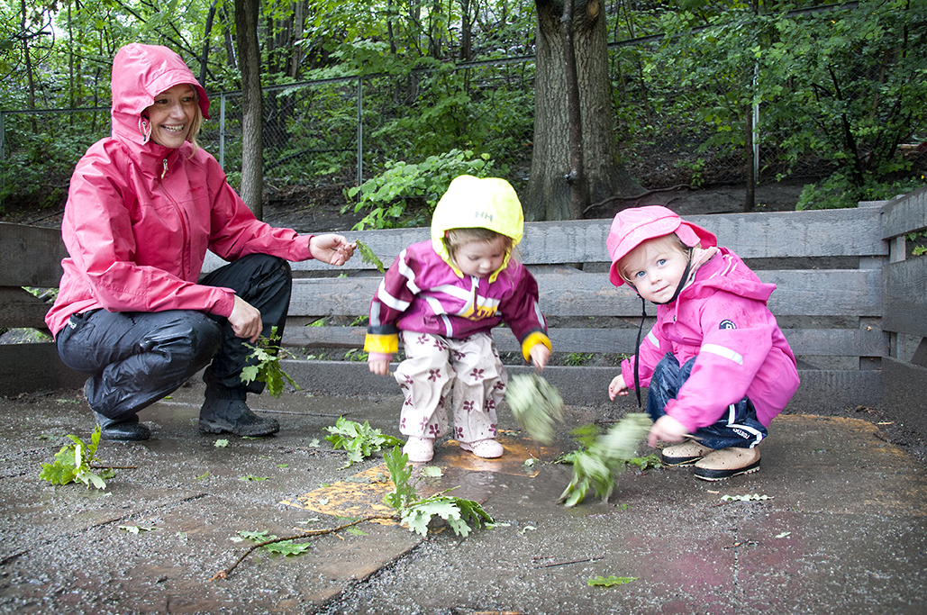 Barn i regn i Hundsund barnehage