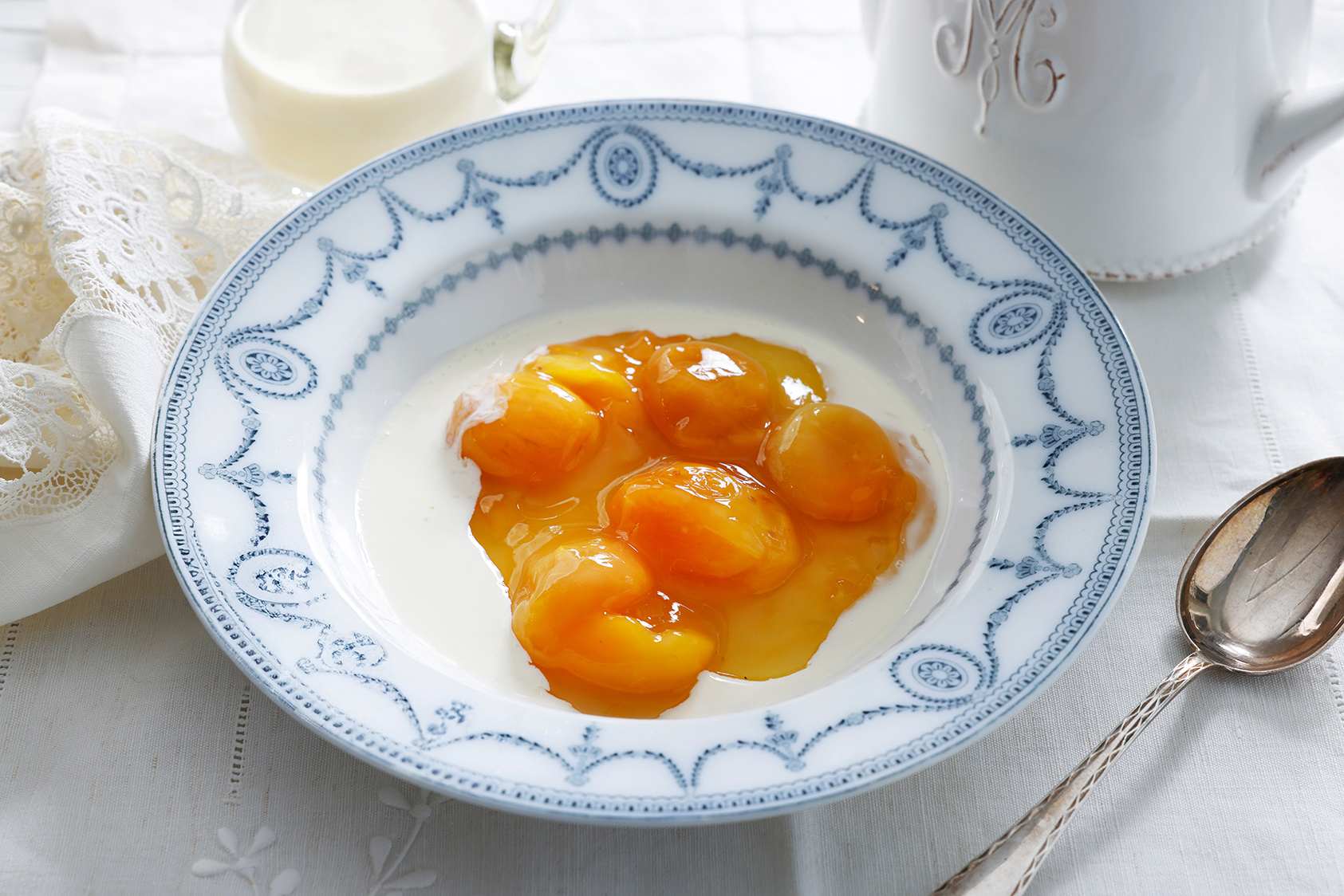 Aprikoskompott med fløtemelk