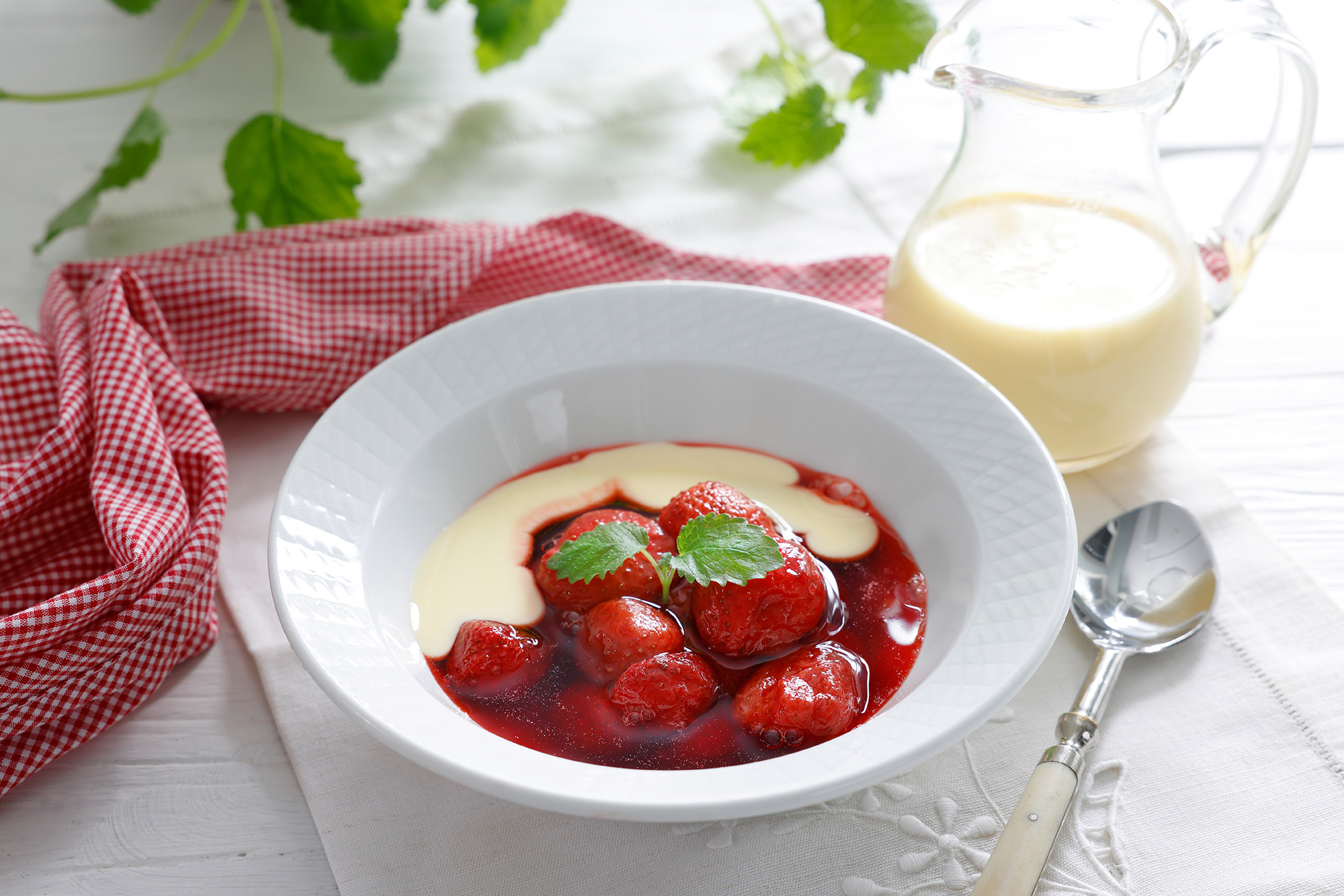 Bakte jordbær med vaniljesaus
