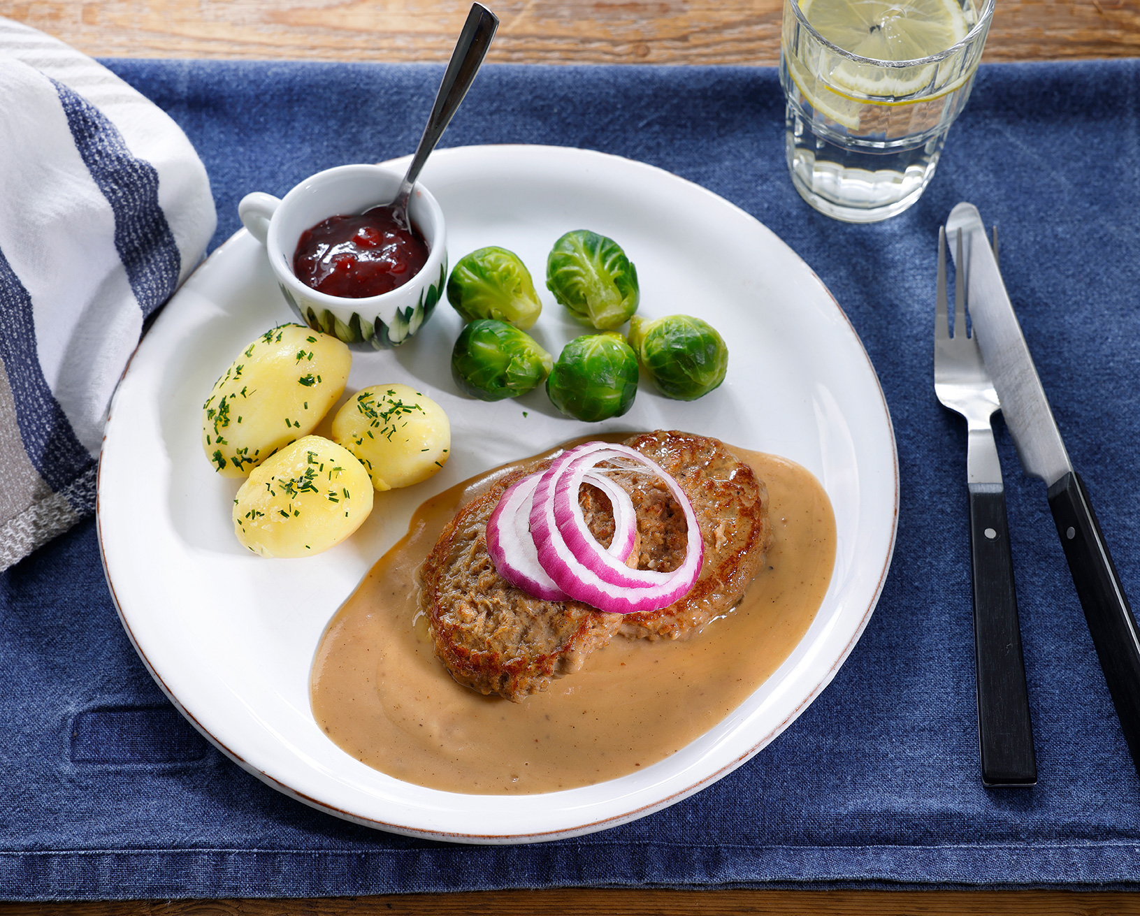 Elgkarbonader med saus og rosenkål