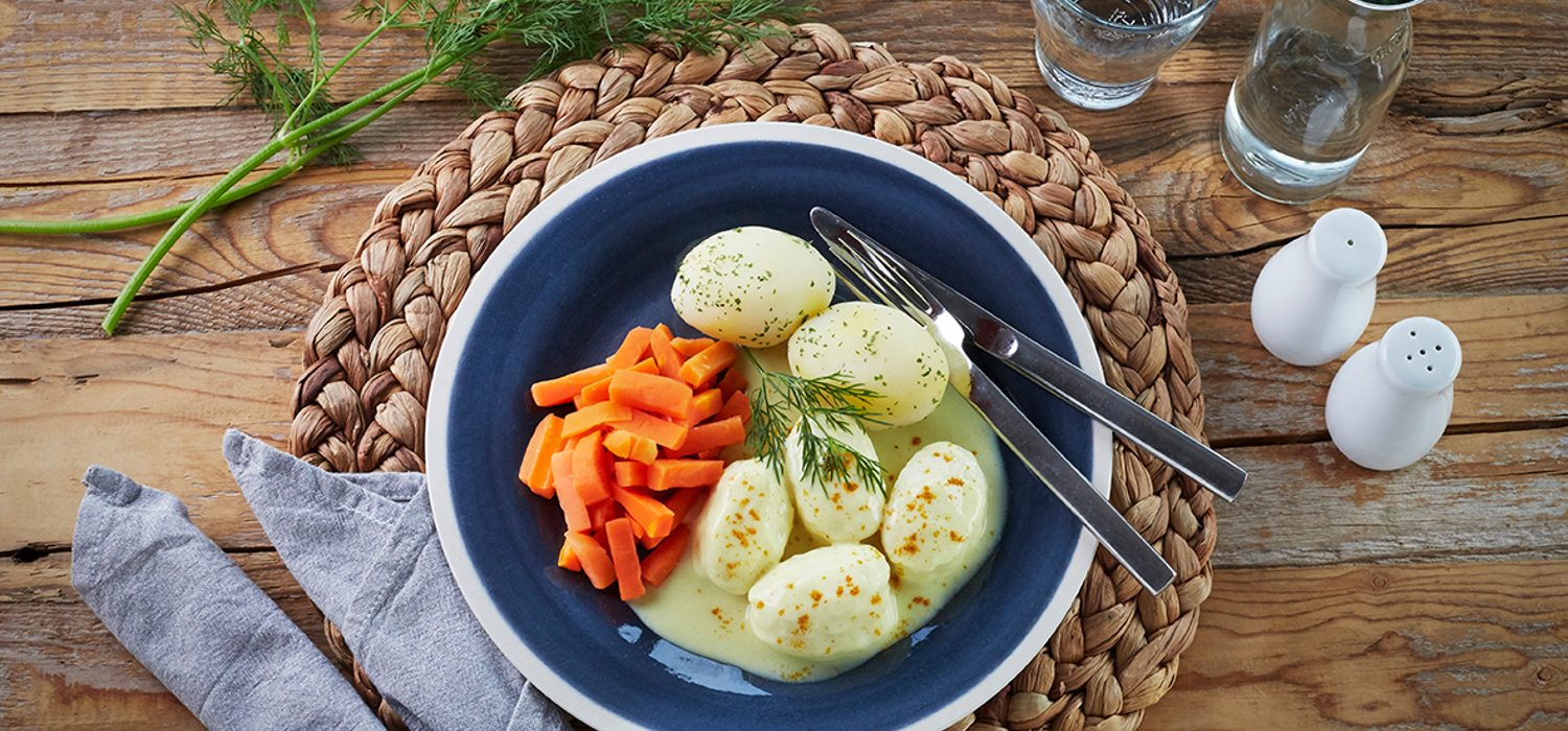 Fiskebolle i karrisaus