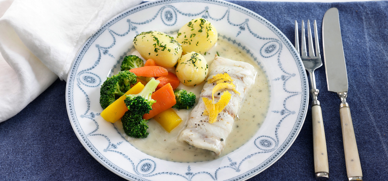 Fiskerullade med persillesaus, grønnsaker og potet
