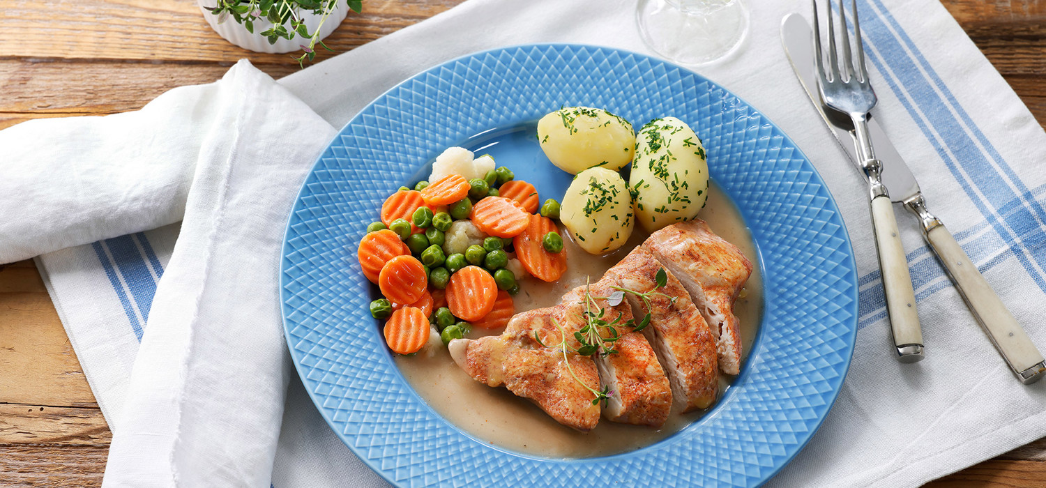Kyllingfilet med peppersaus, grønnsaker og potet