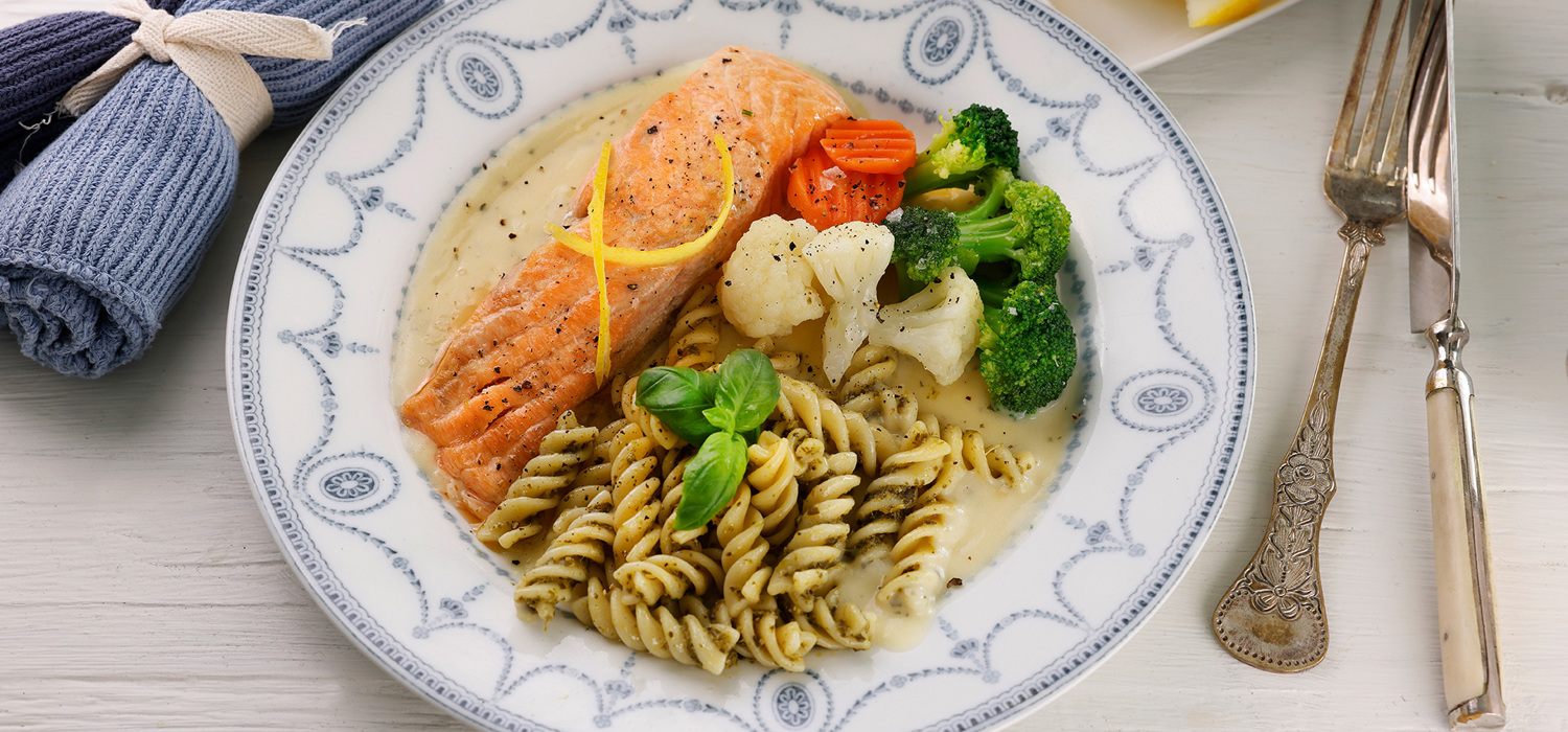 Laks med hvitvinssaus, grønnsaker og pasta med pesto